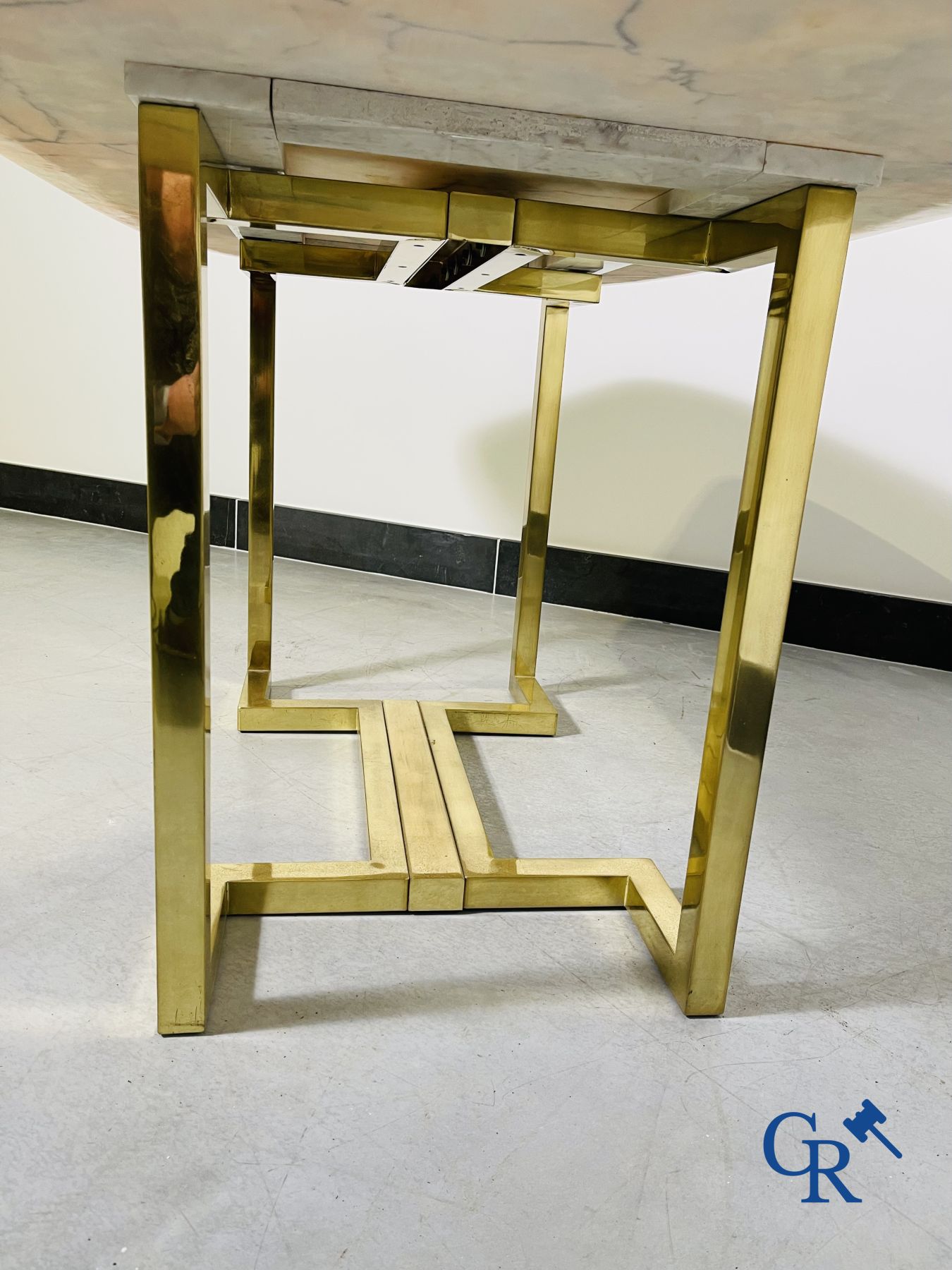 Belgo Chrome : Belle grande table avec un plateau en marbre. Période 1980.