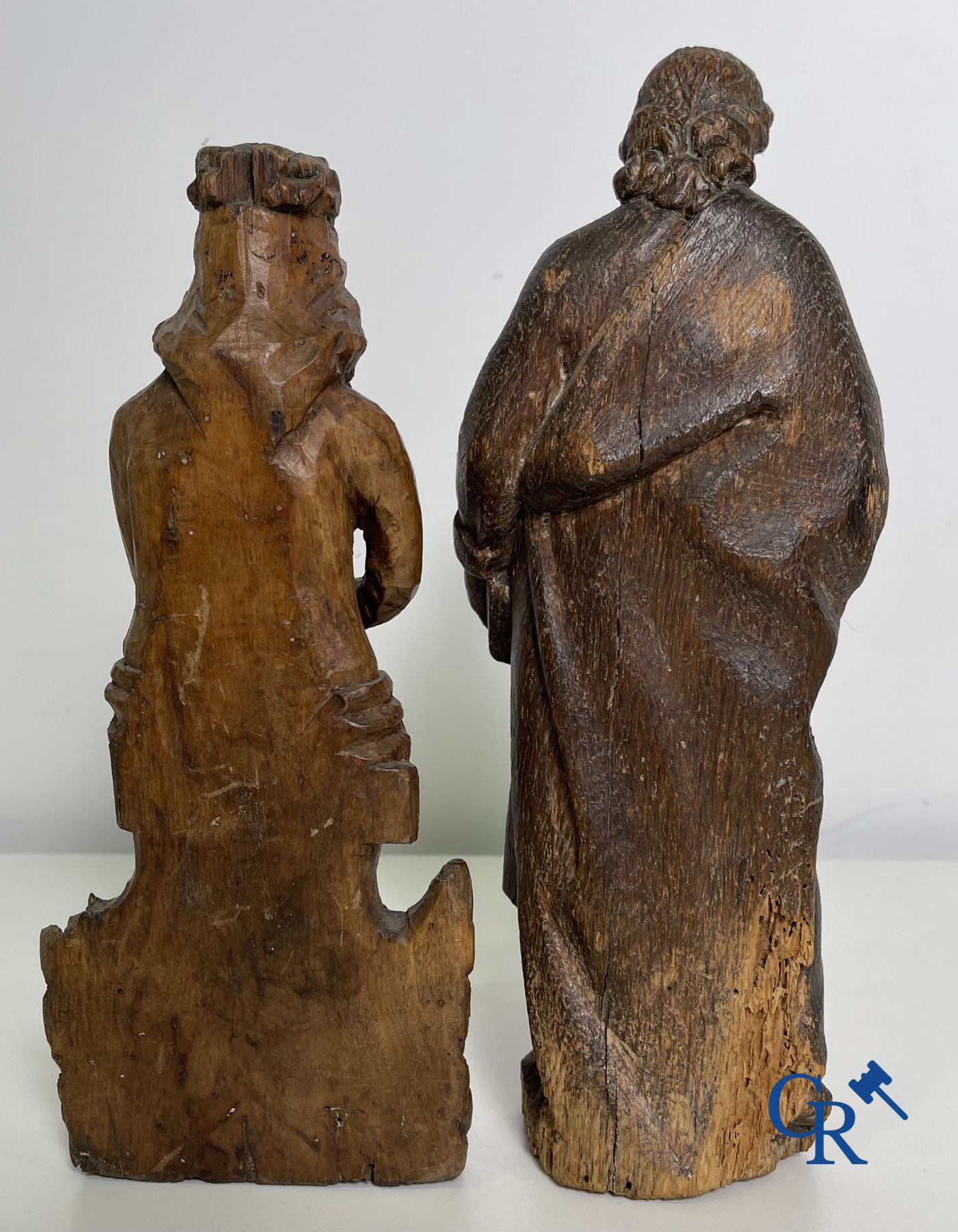 2 sculptures religieuses en bois. Le Christ sur la pierre froide et une statue d'apôtre. XVIIIe siècle.