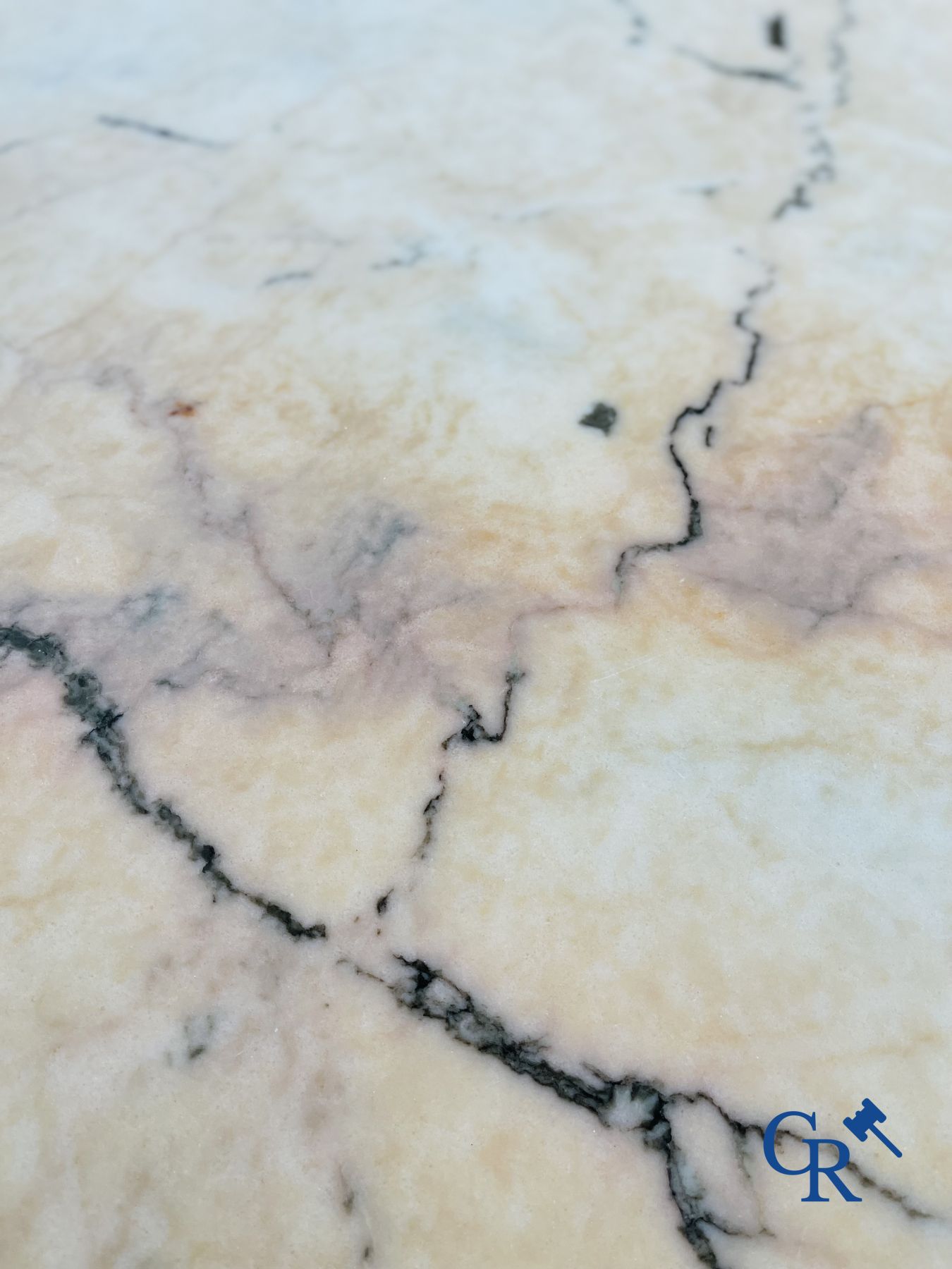 Belgo Chrome : Belle grande table avec un plateau en marbre. Période 1980.