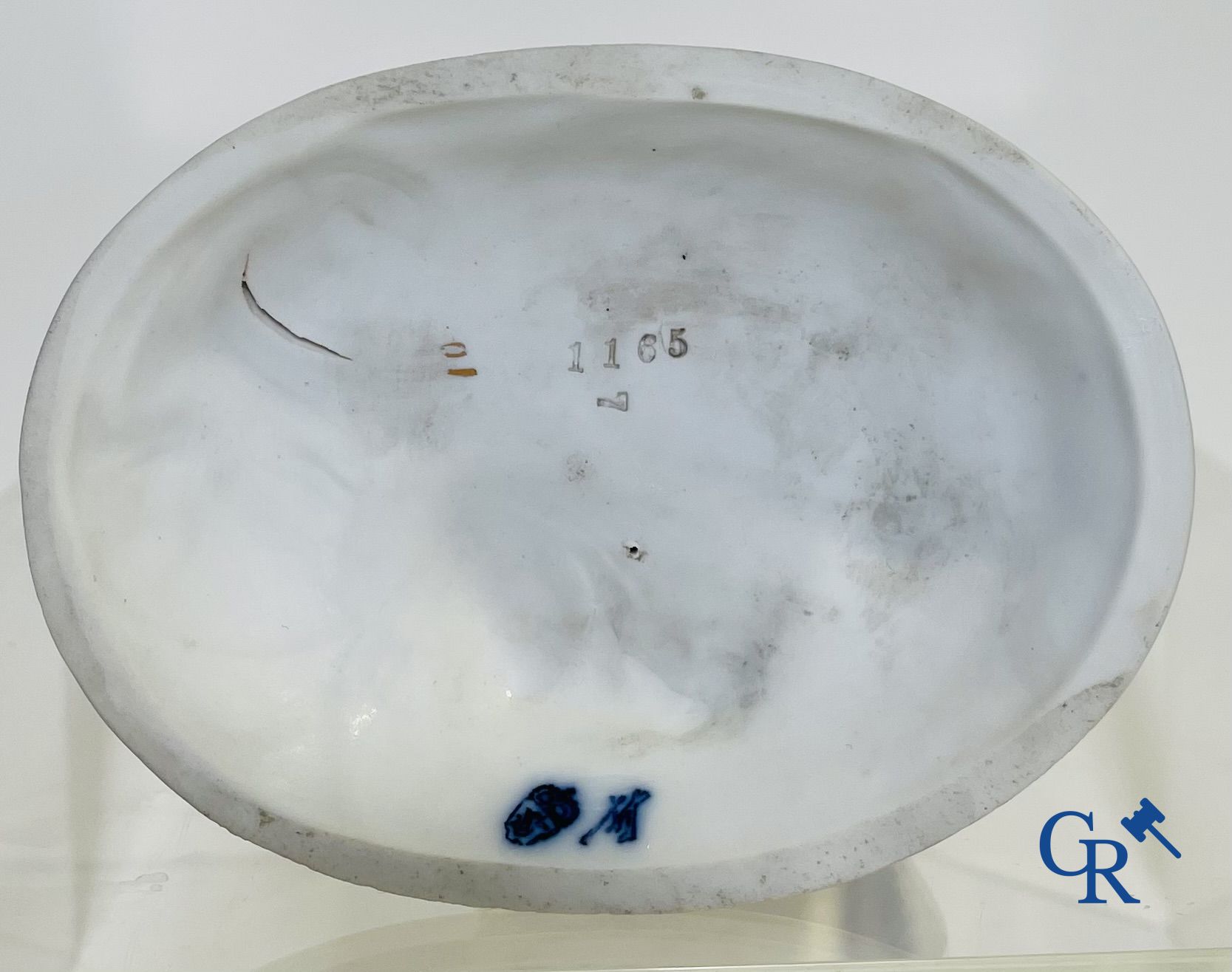 Art déco: Une sculpture art déco en porcelaine. Marquée.