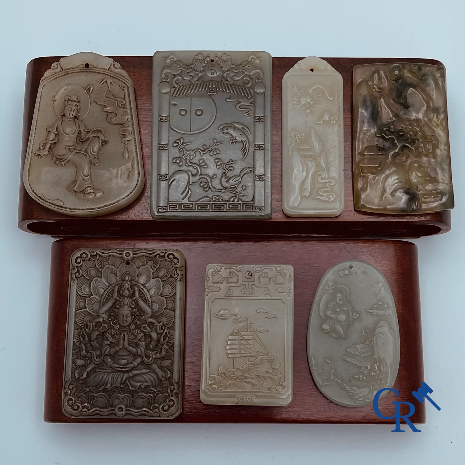 Art asiatique : 7 amulettes chinoises en jade. 19e-20e siècle.