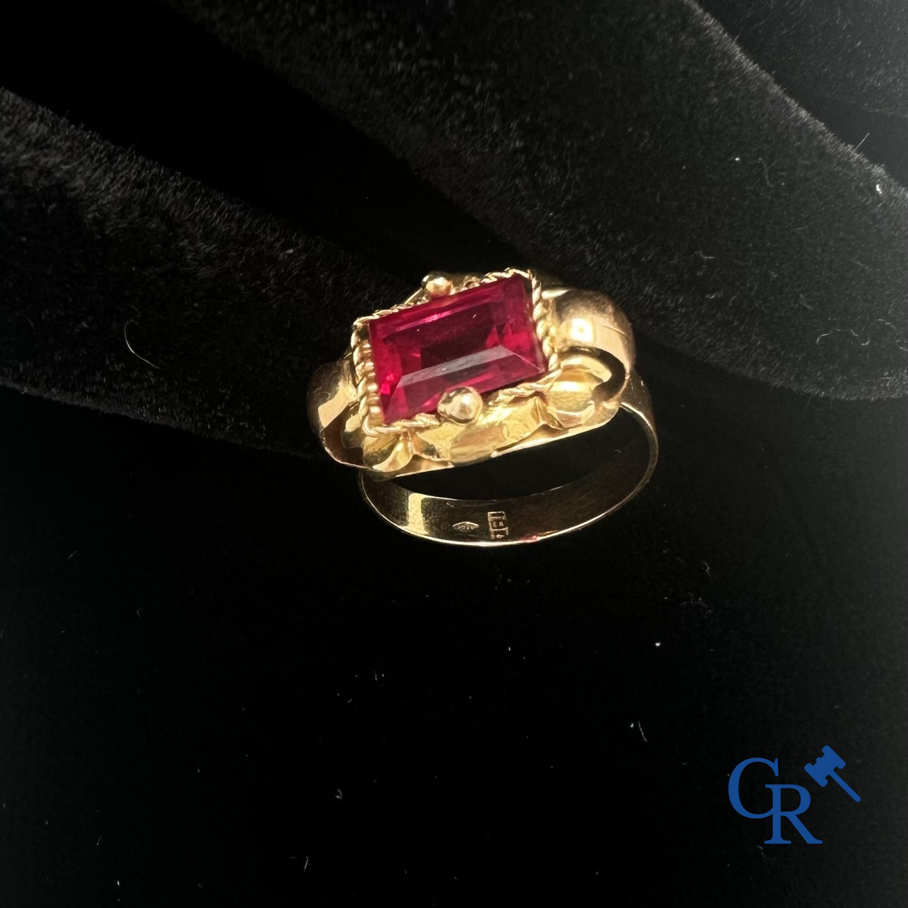 Jewels: Lot of 2 rings in gold 18K and a brooch in gold 18K.