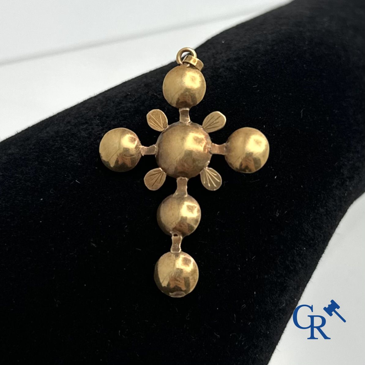 Jewellery: Flemish cross in gold 18K set with diamonds.