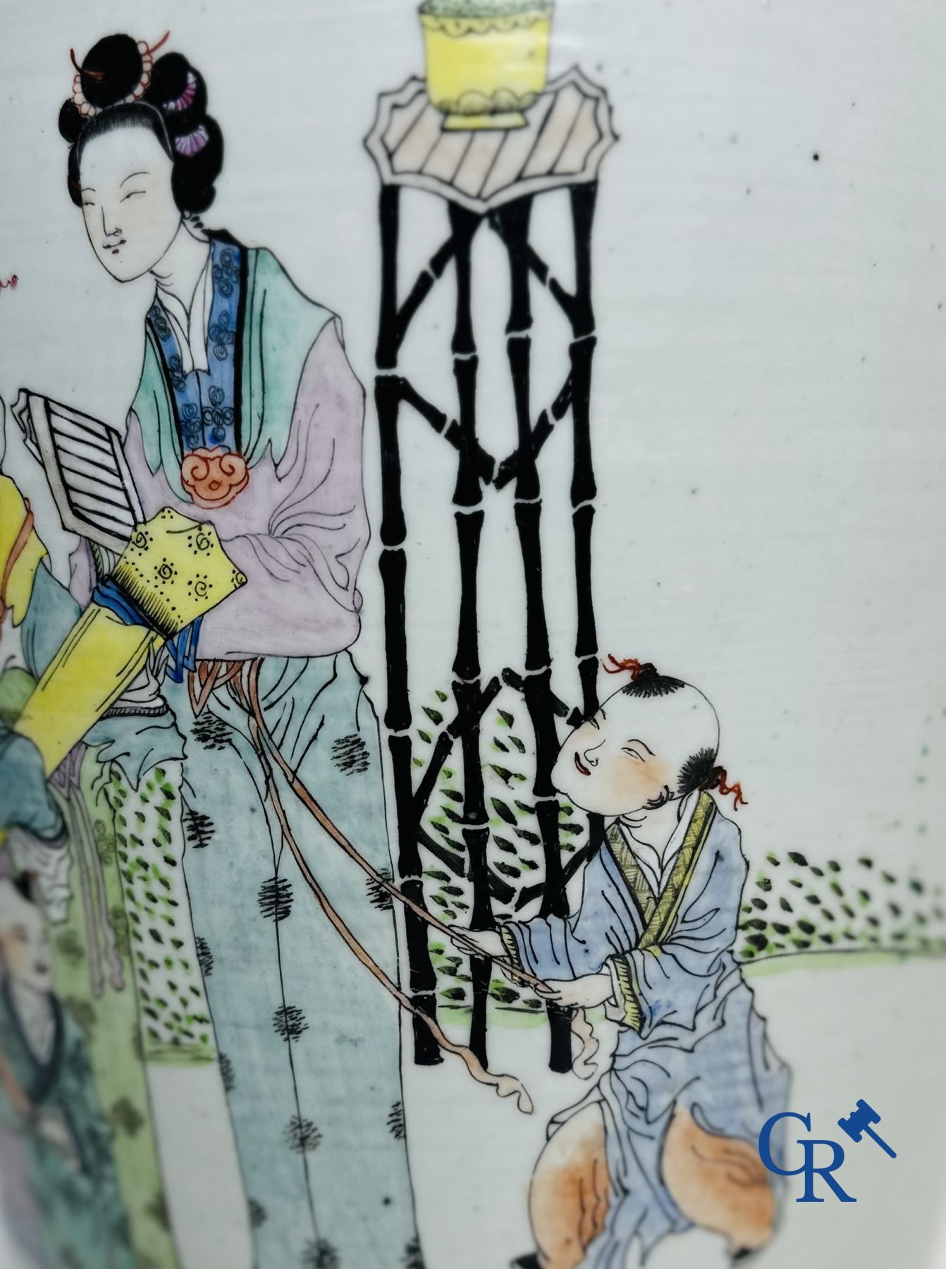 Porcelaine Chinoise: Vase Chinois à double décor de personnages et d'antiquités.