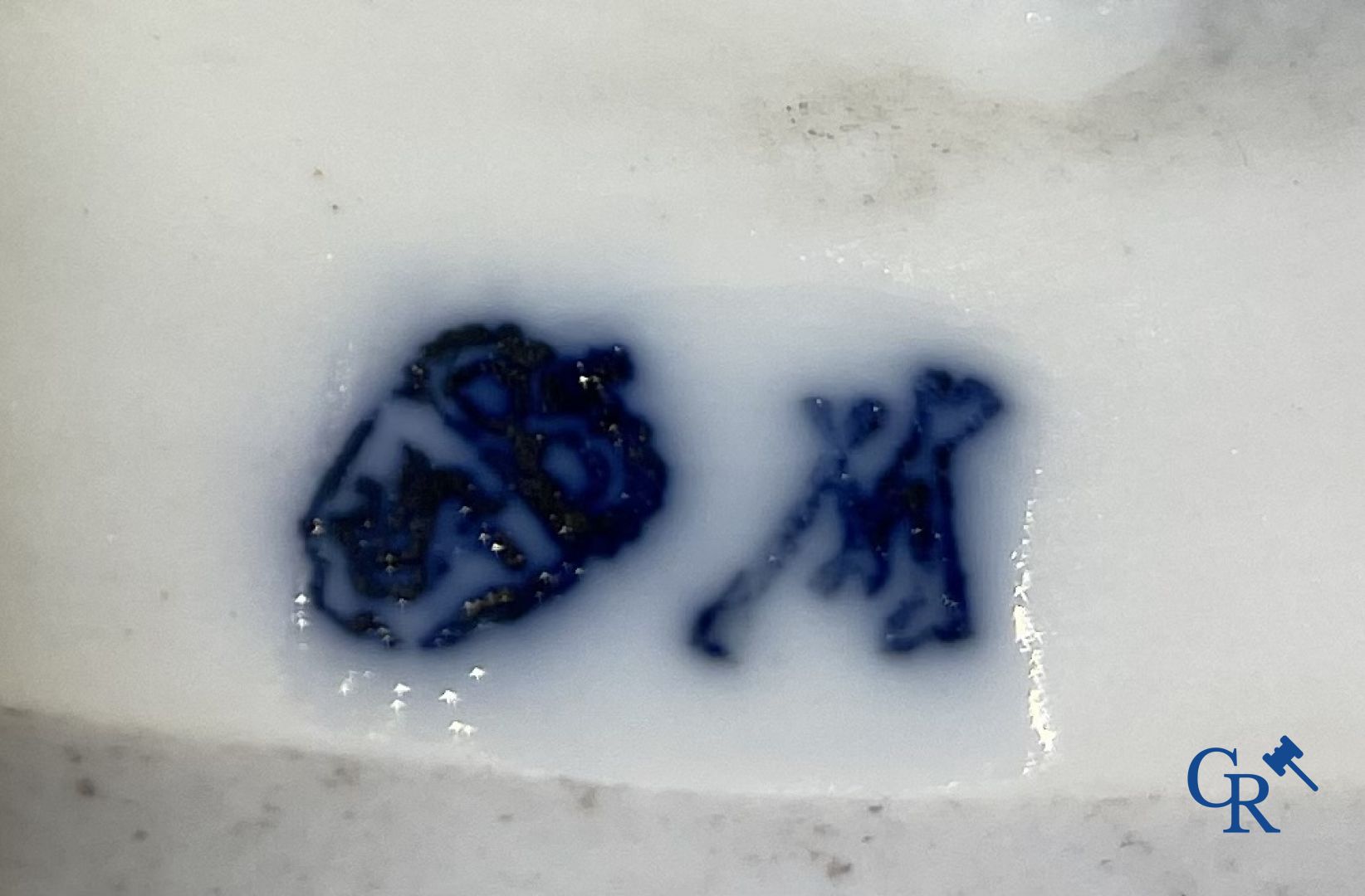 Art déco: Une sculpture art déco en porcelaine. Marquée.