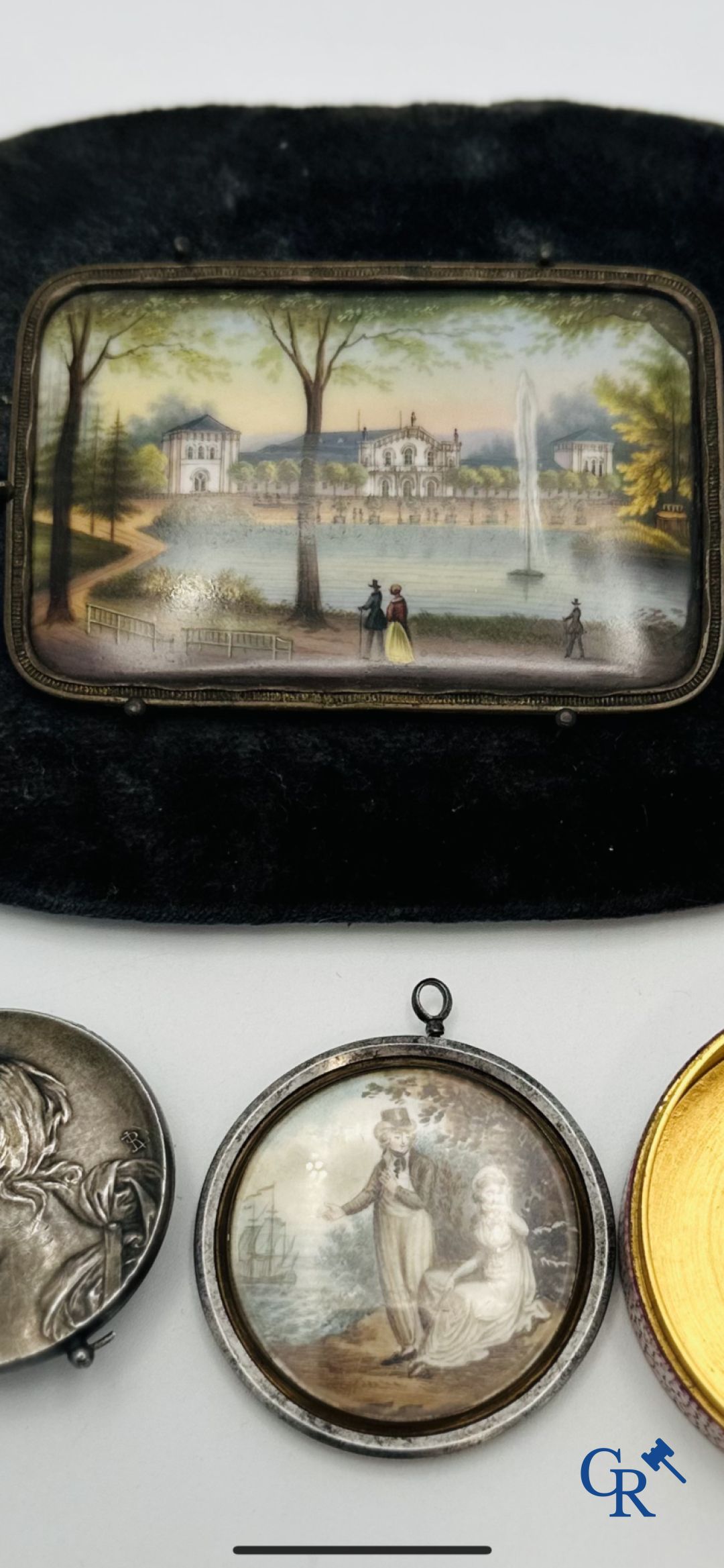 Jewellery/Display case objects: Lot consisting of a miniature painting, 2 pendants and a box