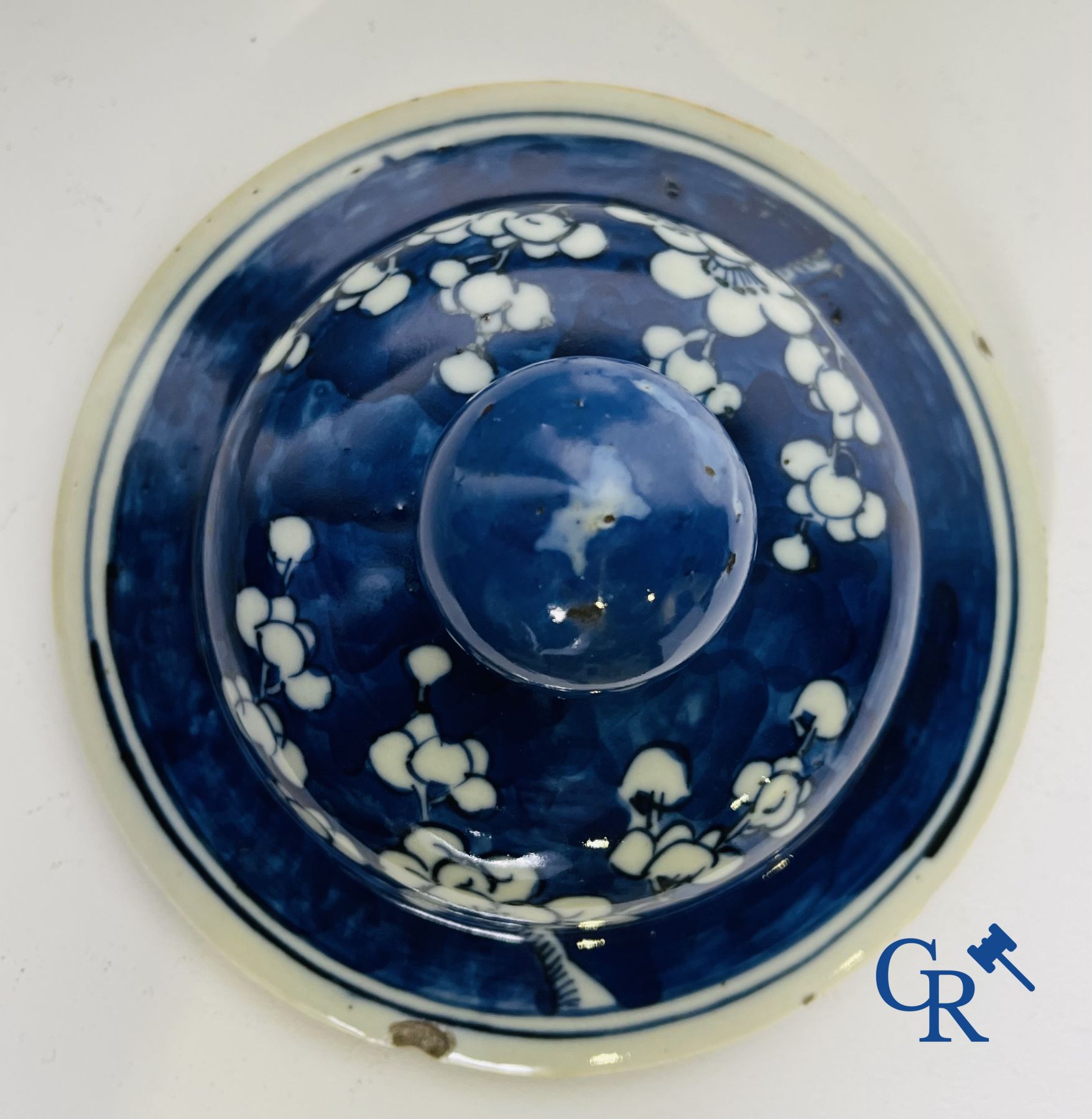 Porcelaine Chinoise: Un vase à couvercle bleu et blanc et une paire de pots à gingembre.