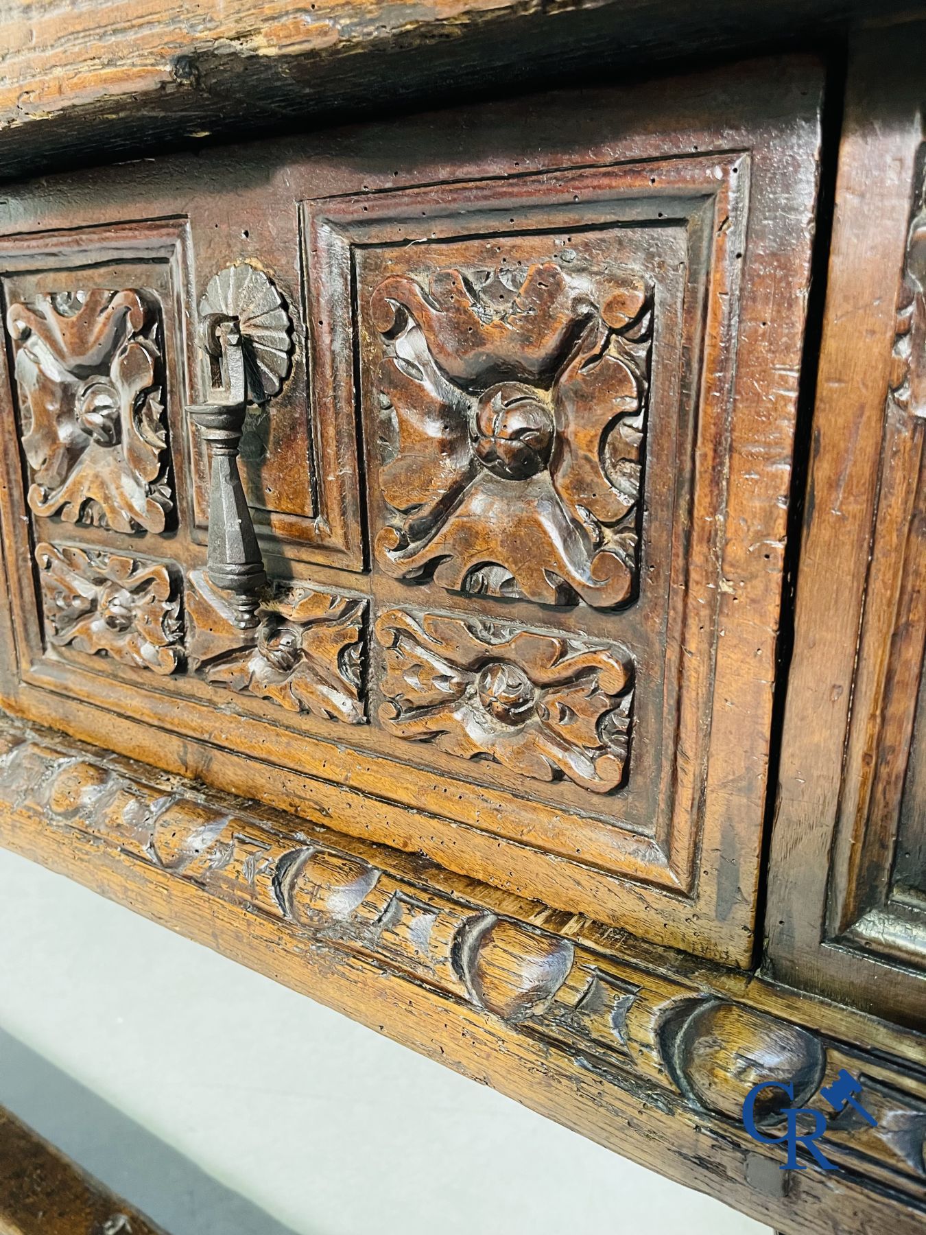Mobilier : Table en noyer sculpté du XVIIe siècle avec 3 tiroirs.