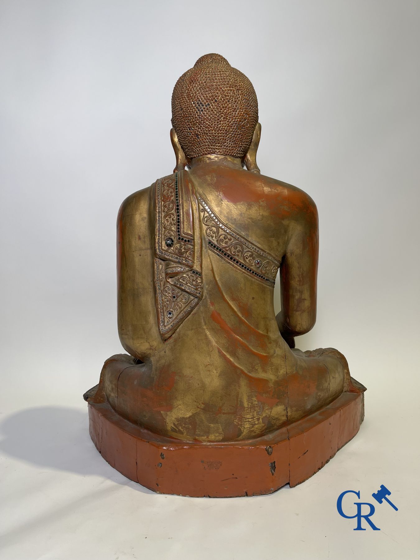 Imposante Bouddha en bois laqué. Birmanie, 19ème siècle.