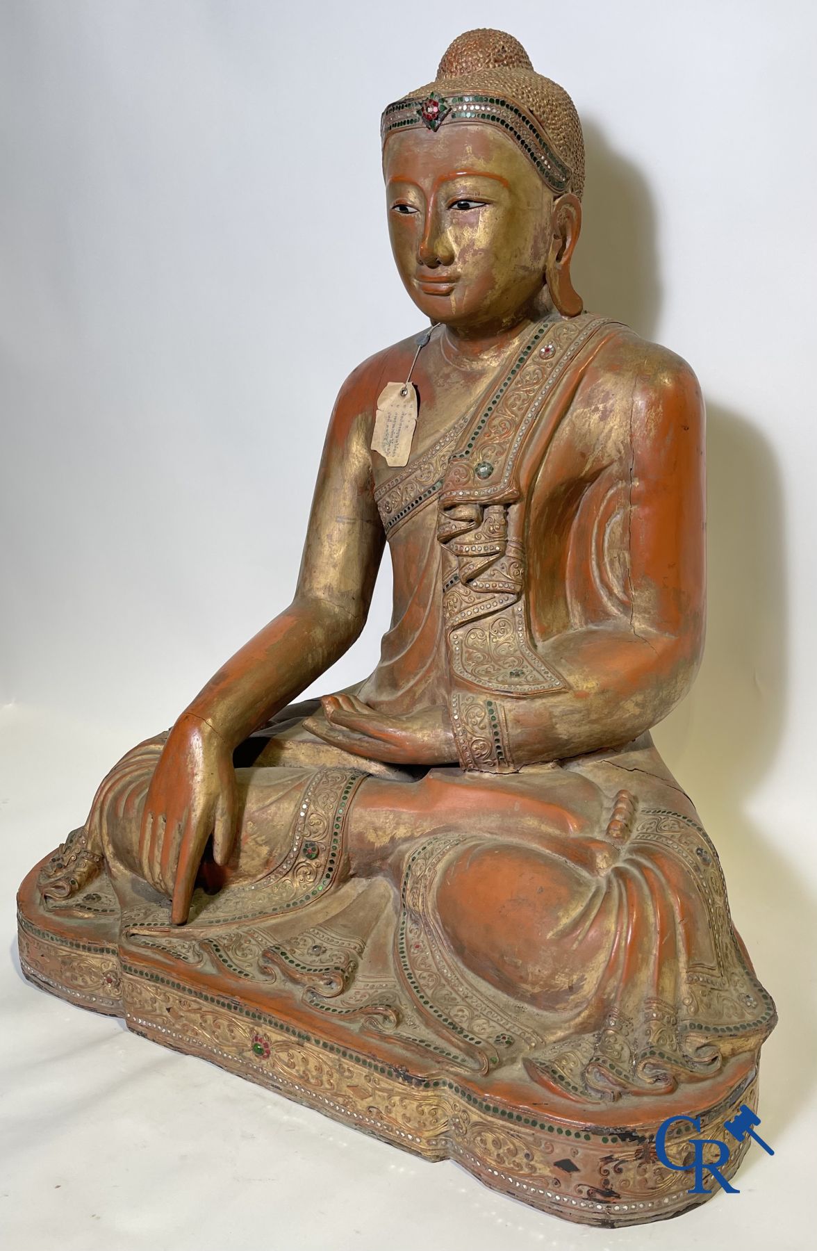 Imposante Bouddha en bois laqué. Birmanie, 19ème siècle.