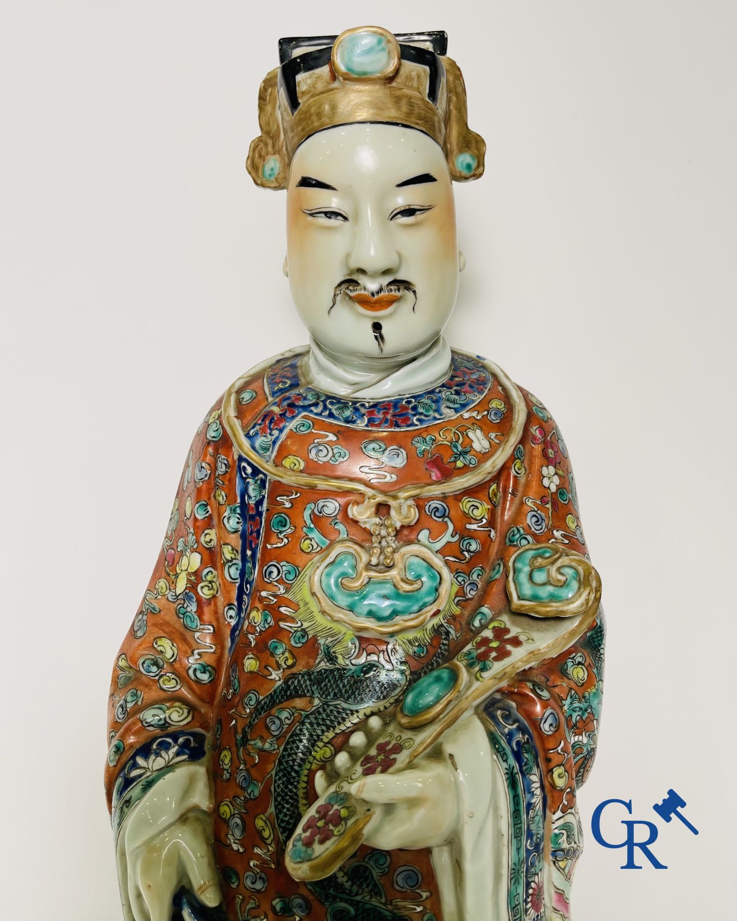 Art Asiatique: Un grand sage chinois en porcelaine. Marquée.