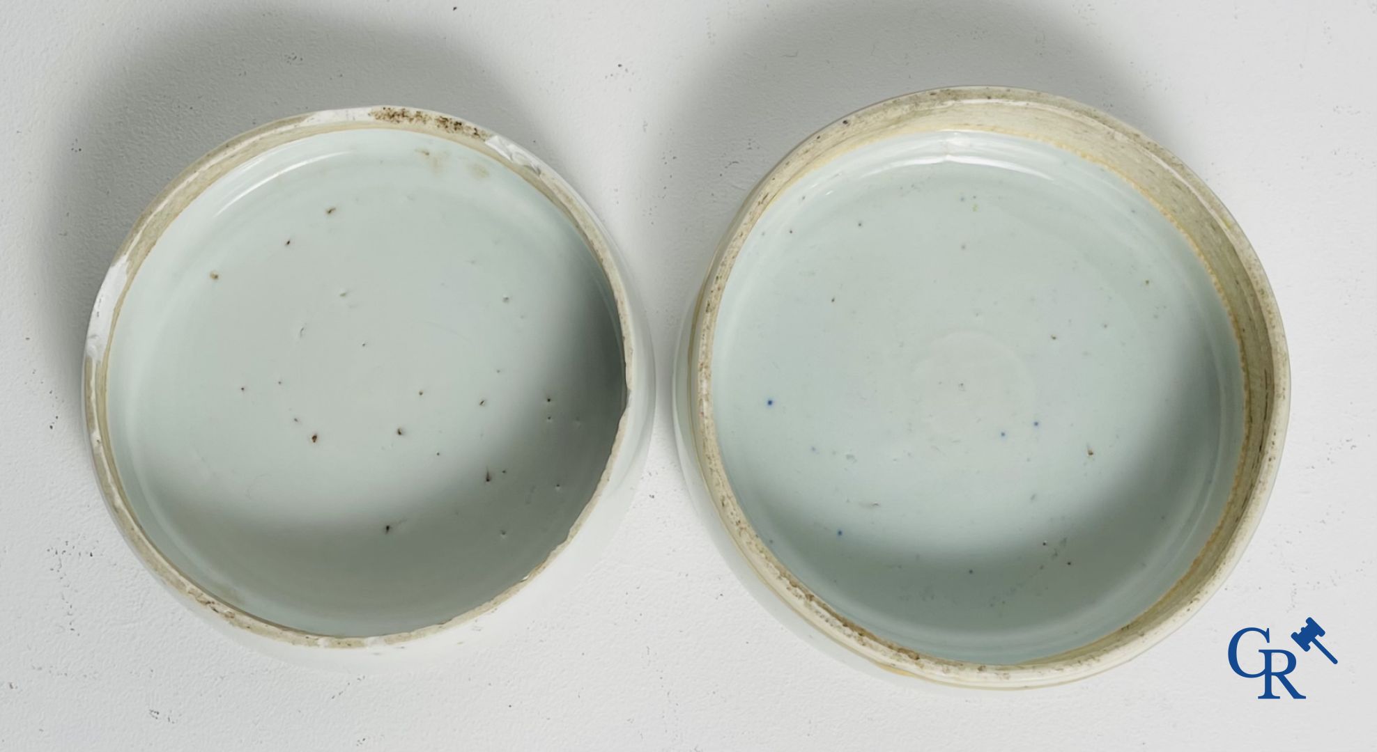 Porcelaine Chinoise: Un vase à couvercle bleu et blanc et une paire de pots à gingembre.