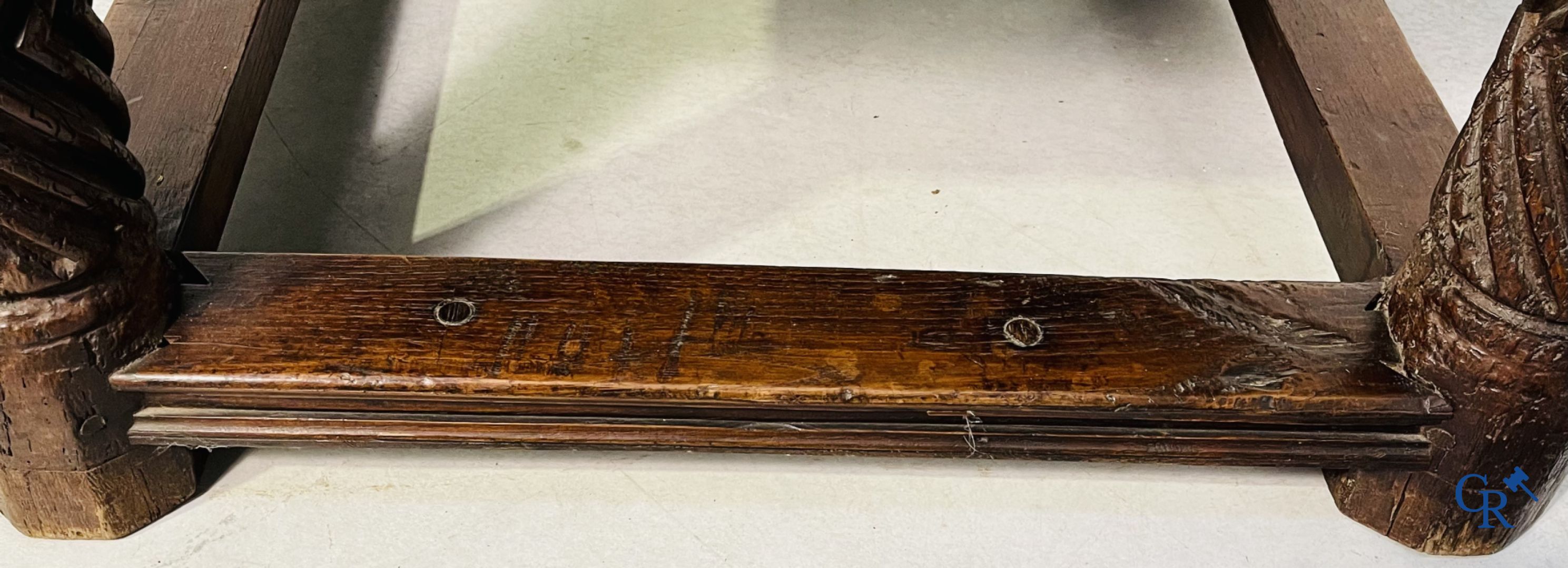 Mobilier : Table en noyer sculpté du XVIIe siècle avec 3 tiroirs.