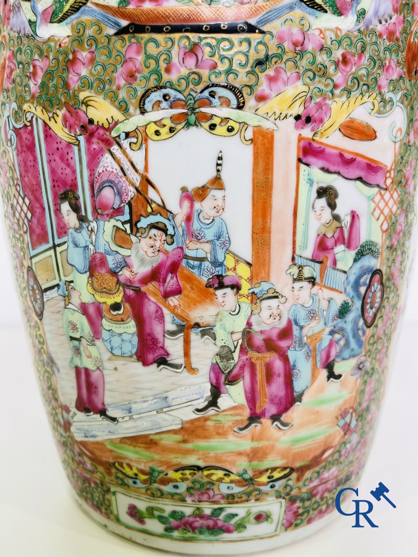 Porcelaine chinoise: Un vase chinois canton famille rose.
