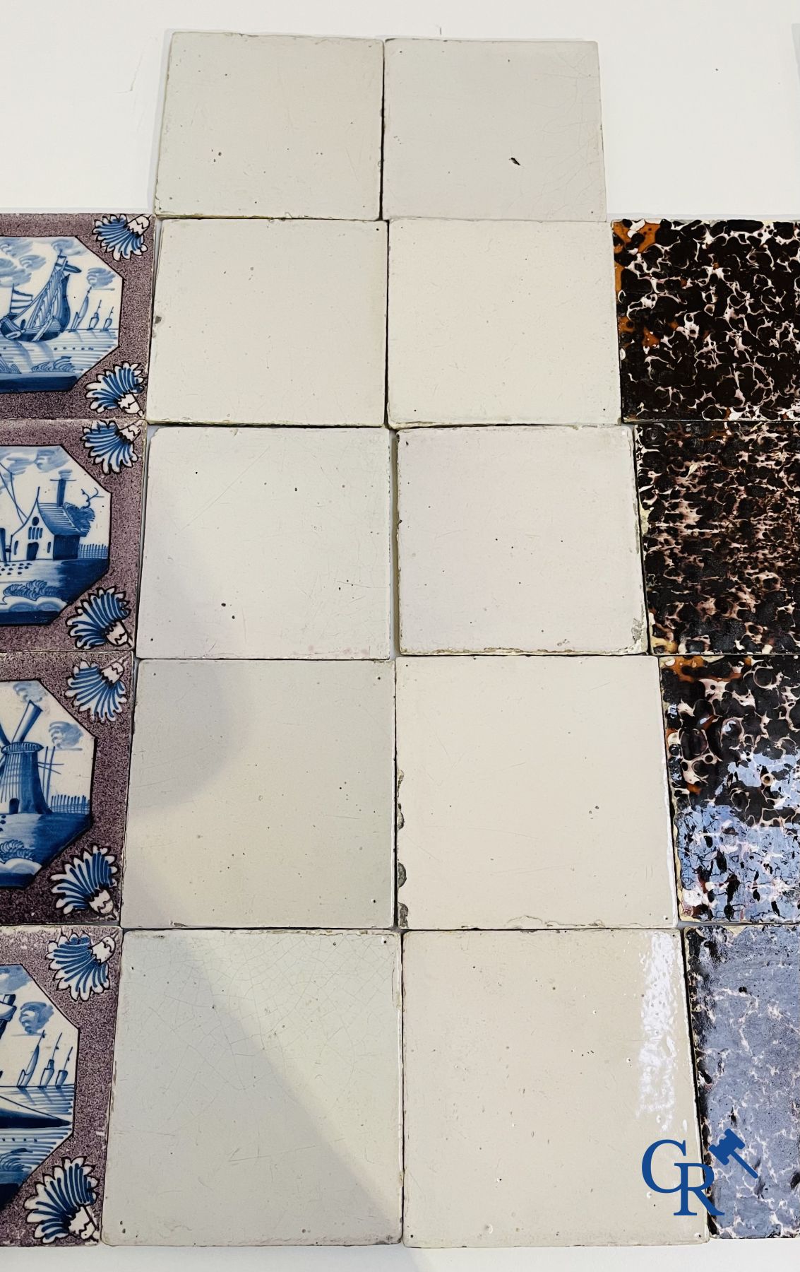 Une grande collection de divers carreaux de Delft. XVIIe-XVIIIe siècle.