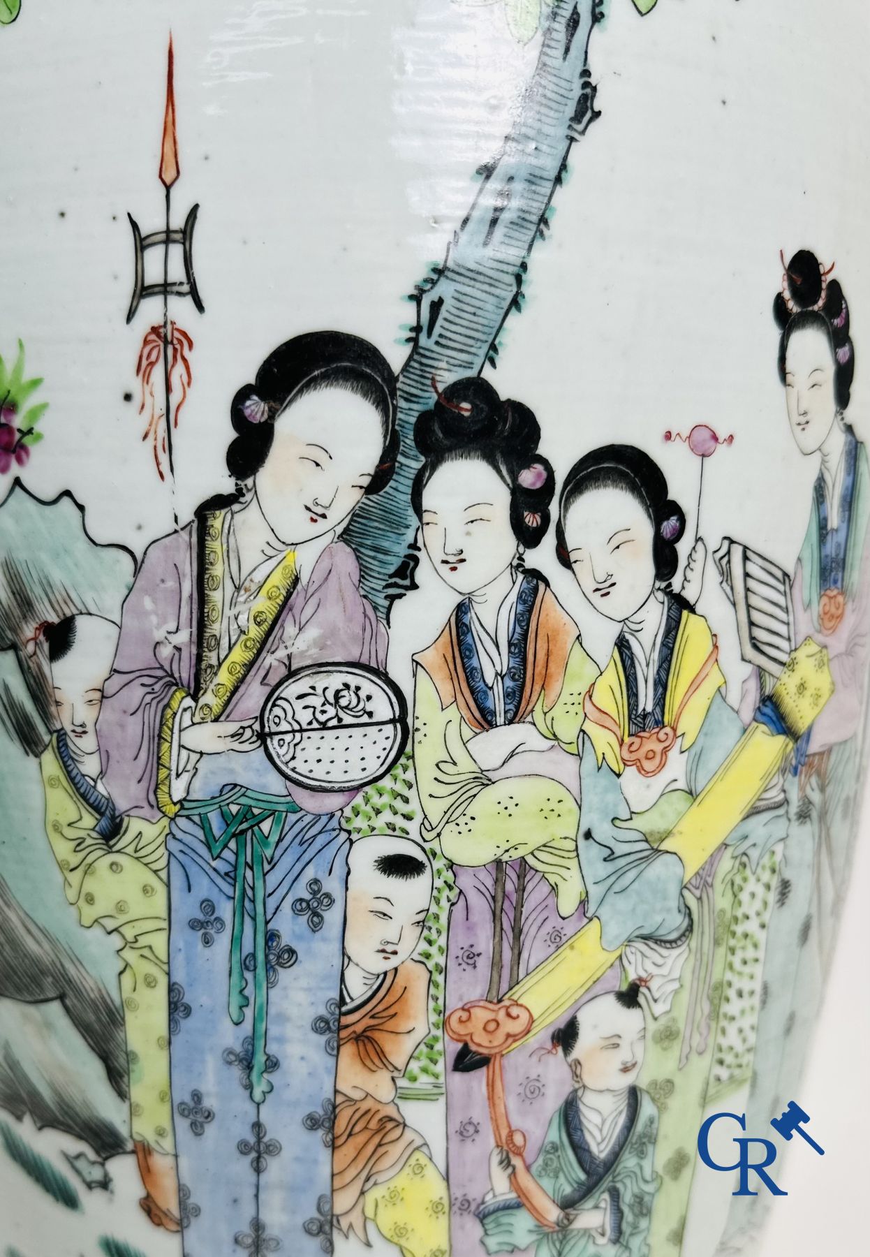 Porcelaine Chinoise: Vase Chinois à double décor de personnages et d'antiquités.