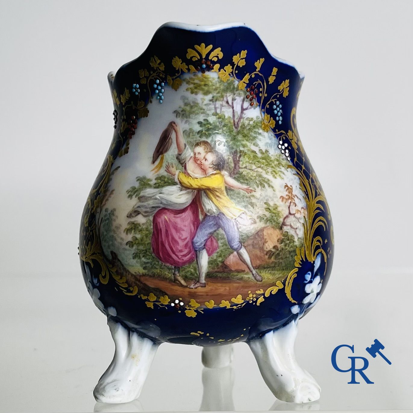 Vincennes 18ème siècle. Un pot à lait à trois pieds en porcelaine douce sur fond bleu lapis.