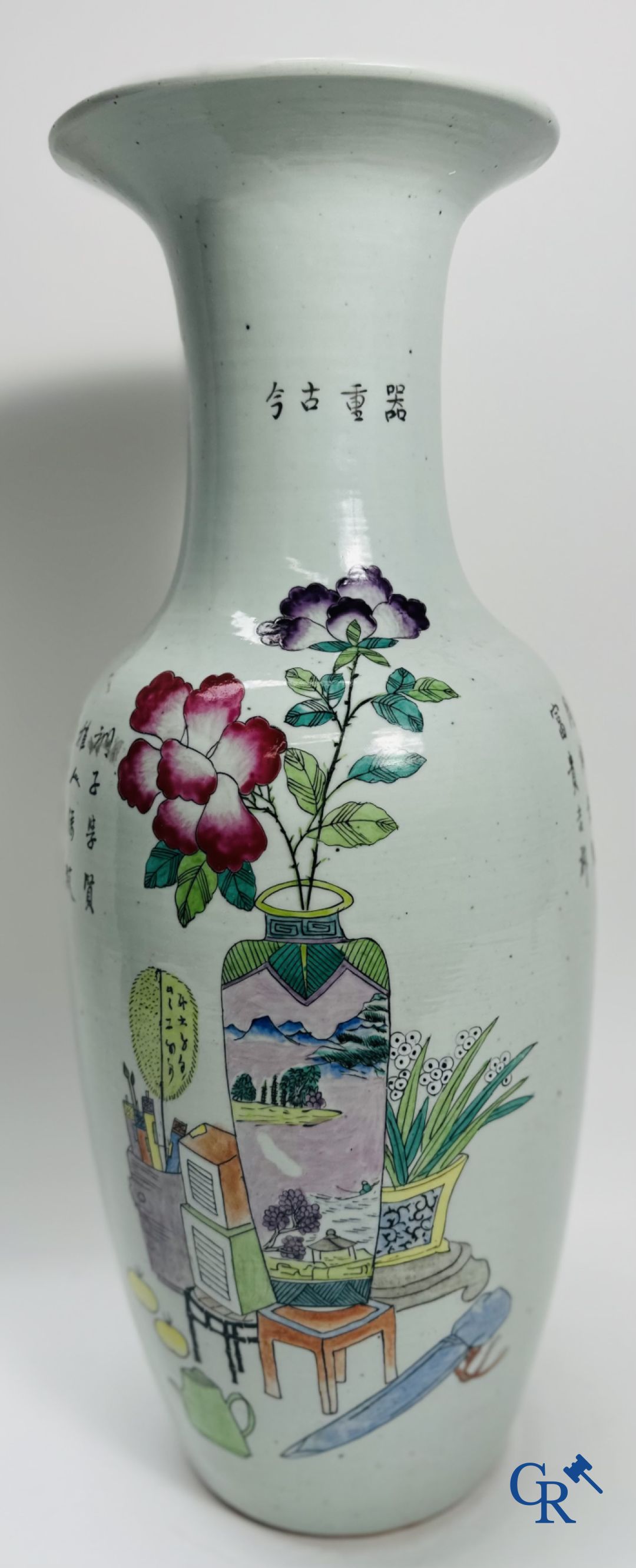 Porcelaine Chinoise: Vase Chinois à double décor de personnages et d'antiquités.