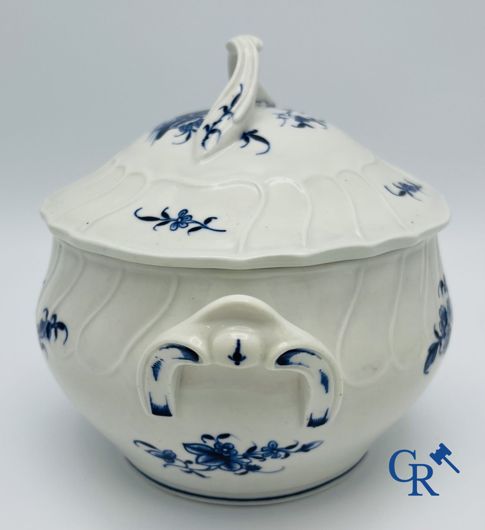 2 pieces of Doorniks porcelain. 18th century.