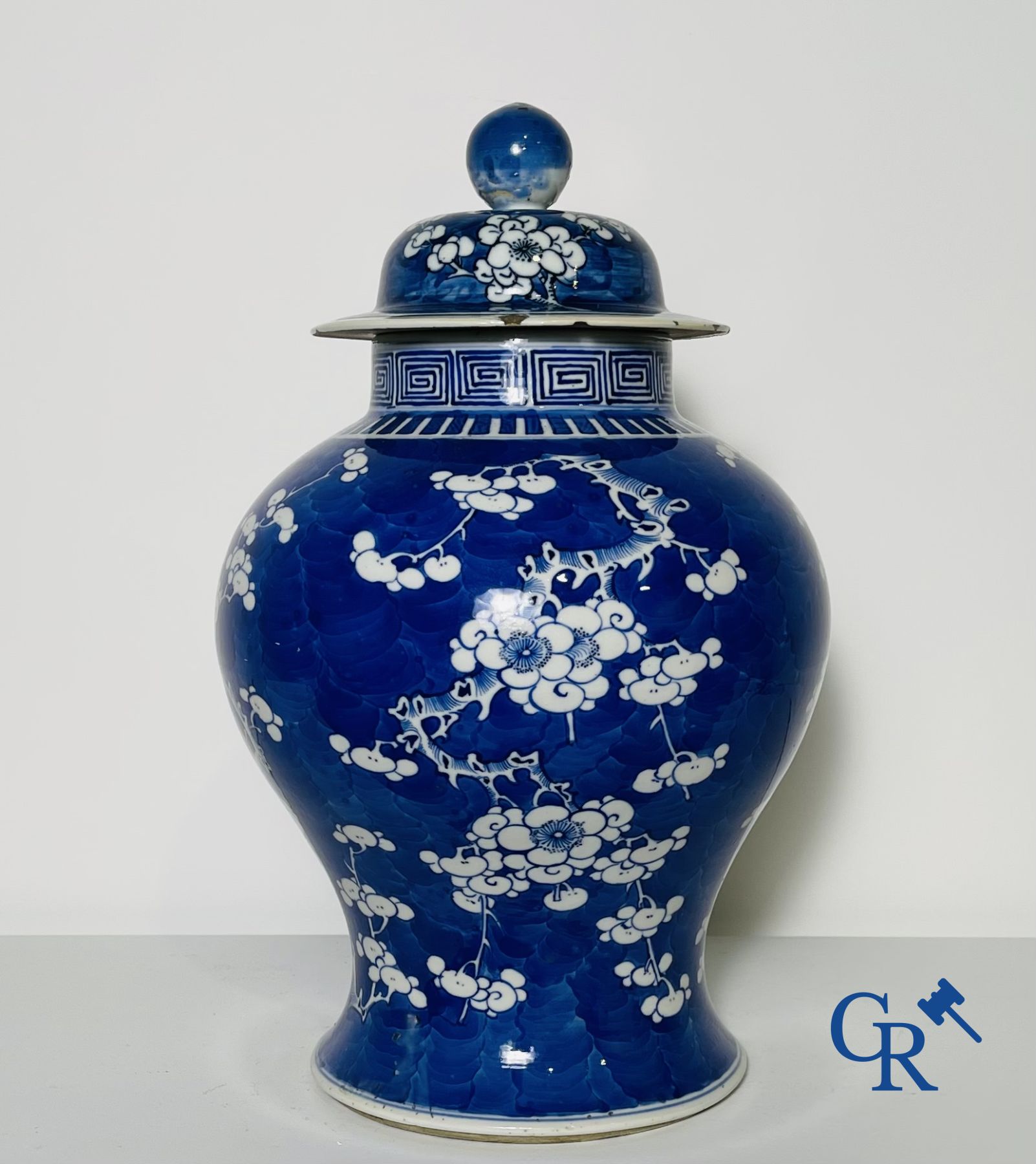 Porcelaine Chinoise: Un vase à couvercle bleu et blanc et une paire de pots à gingembre.