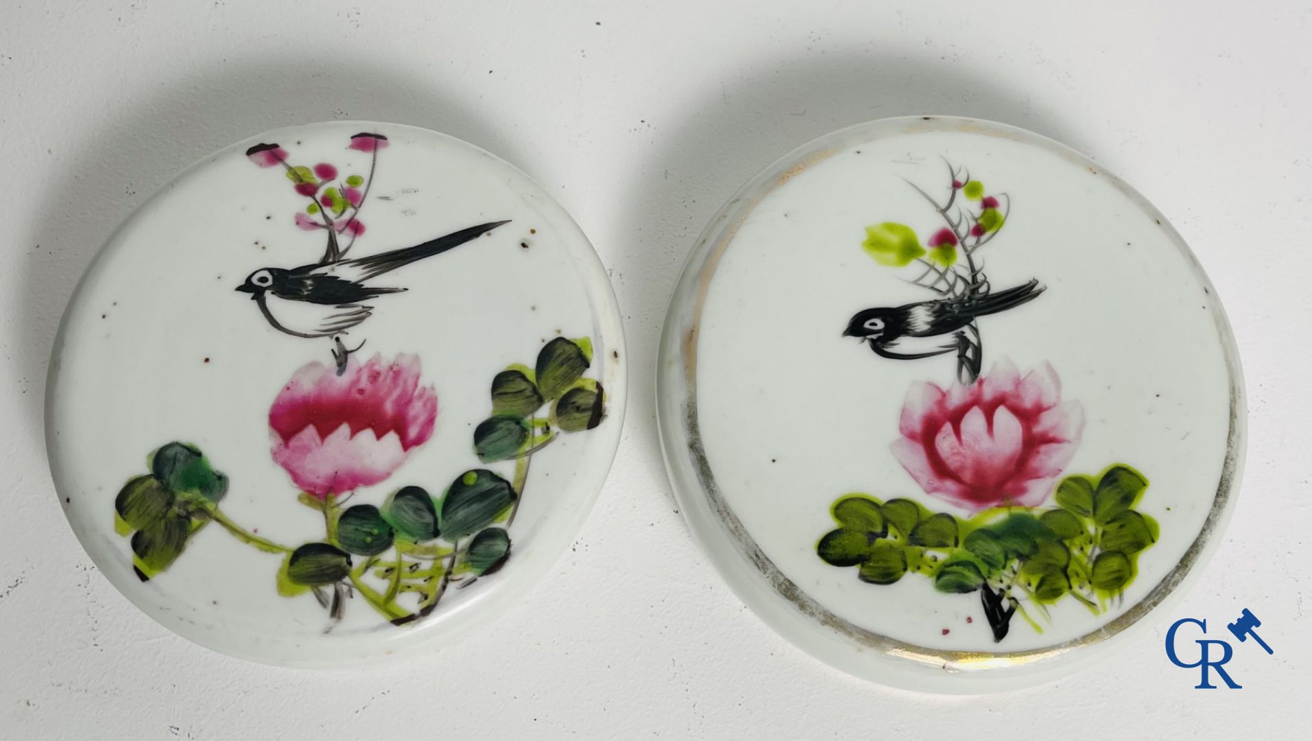 Porcelaine Chinoise: Un vase à couvercle bleu et blanc et une paire de pots à gingembre.