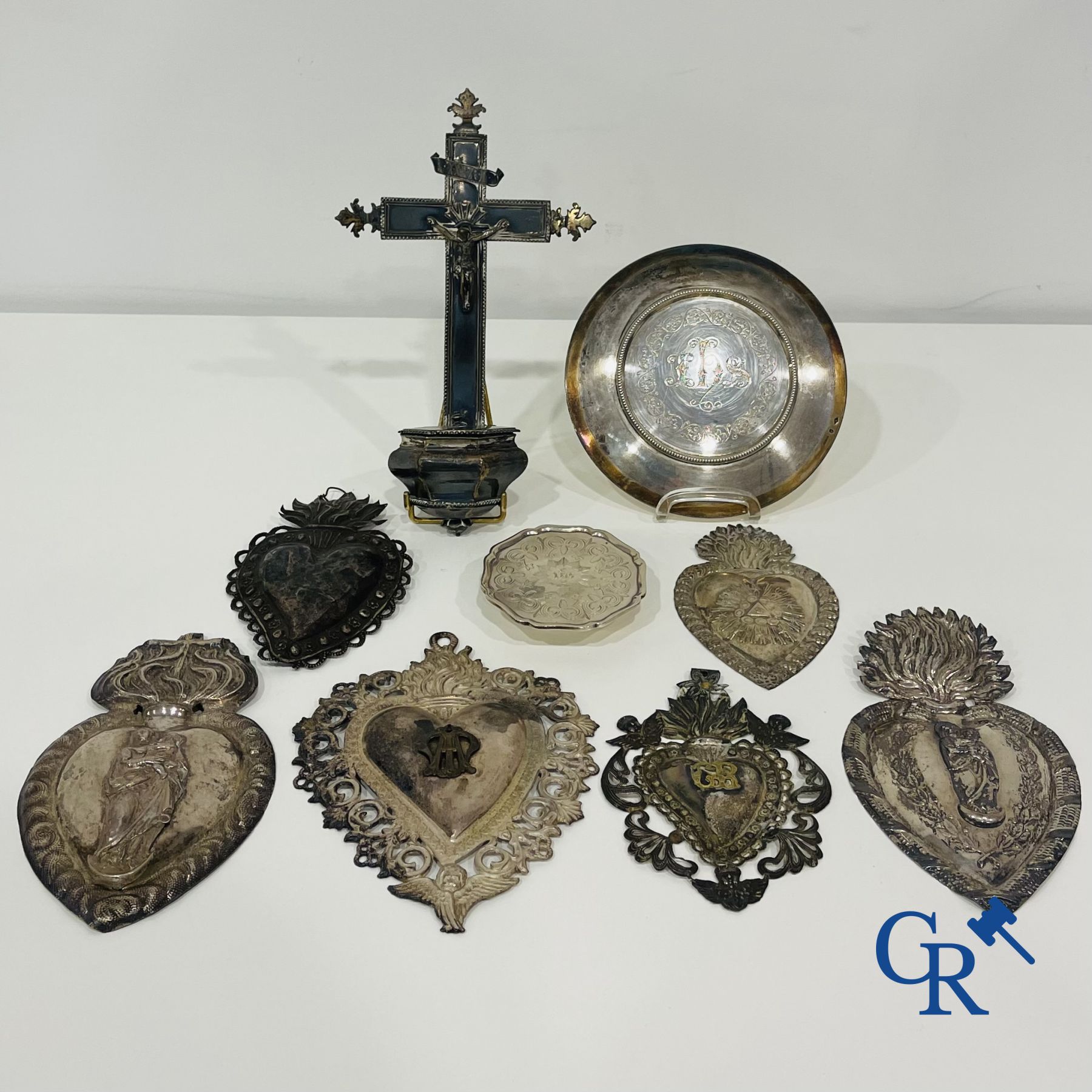 Un lot de 9 pièces de divers objets religieux en argent. XVIIIe-XIXe siècle