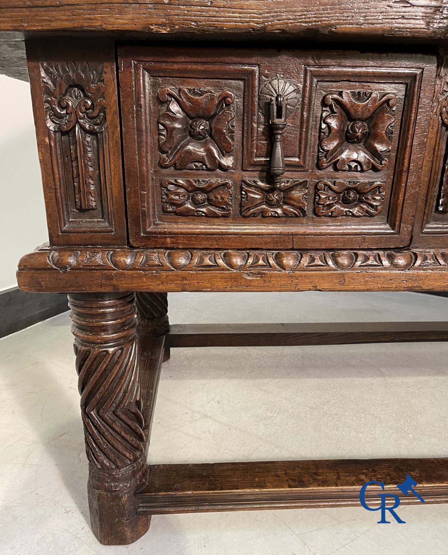 Mobilier : Table en noyer sculpté du XVIIe siècle avec 3 tiroirs.