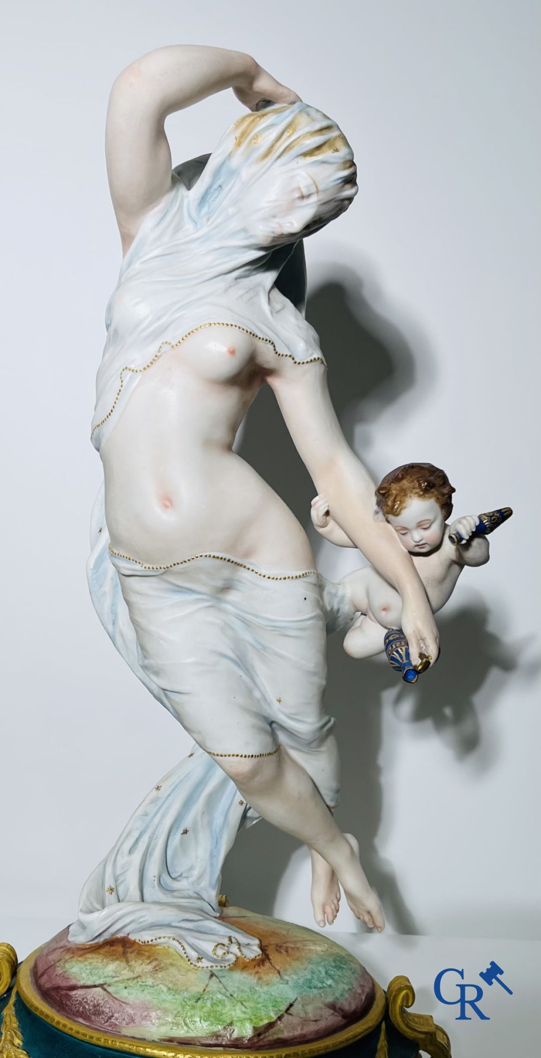 Porcelaine: Grande paire de statues en biscuit multicolores décorées et dorées en reliëf figurant "Le Jour et La Nuit".