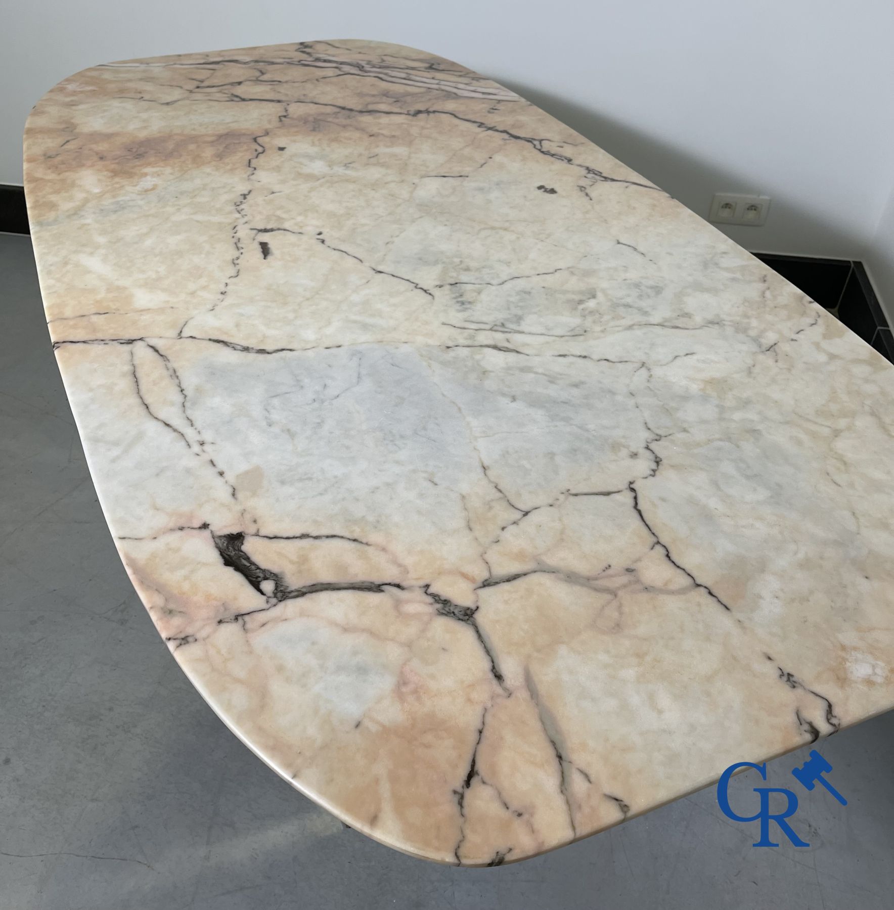 Belgo Chrome : Belle grande table avec un plateau en marbre. Période 1980.