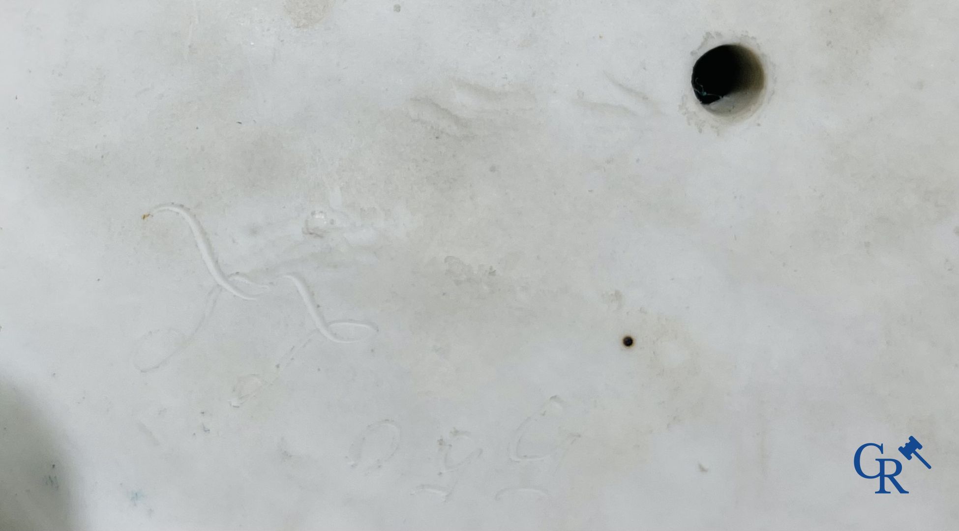 Porcelaine: Grande paire de statues en biscuit multicolores décorées et dorées en reliëf figurant "Le Jour et La Nuit".