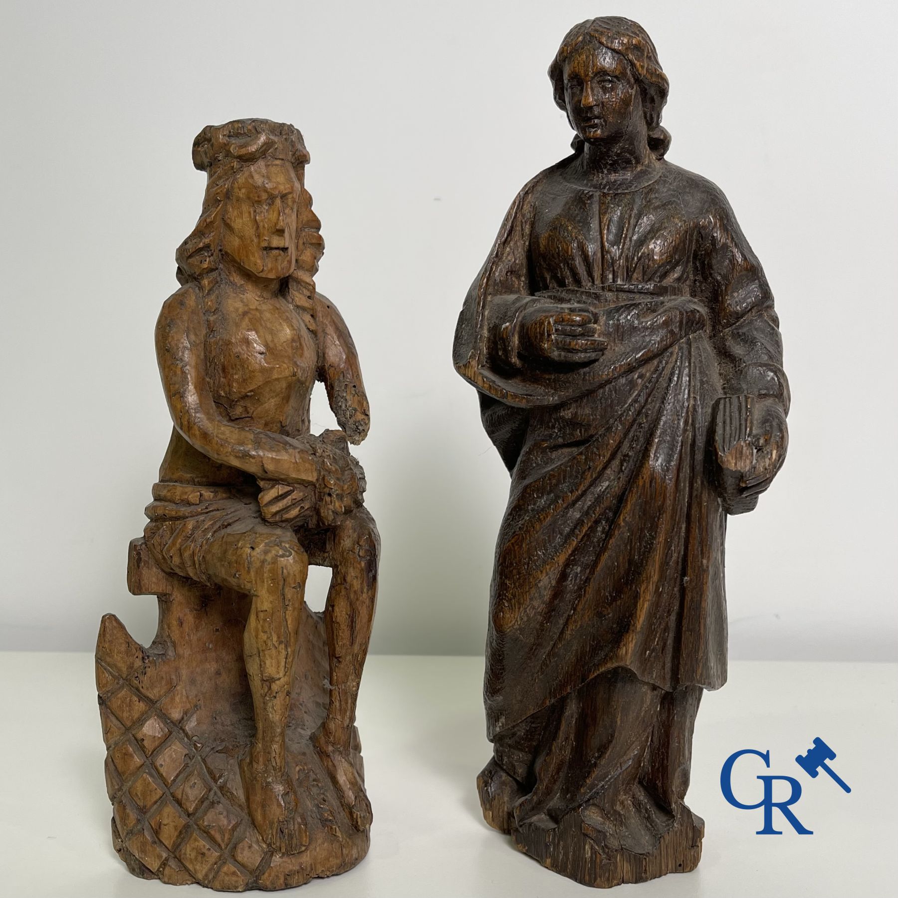 2 sculptures religieuses en bois. Le Christ sur la pierre froide et une statue d'apôtre. XVIIIe siècle.