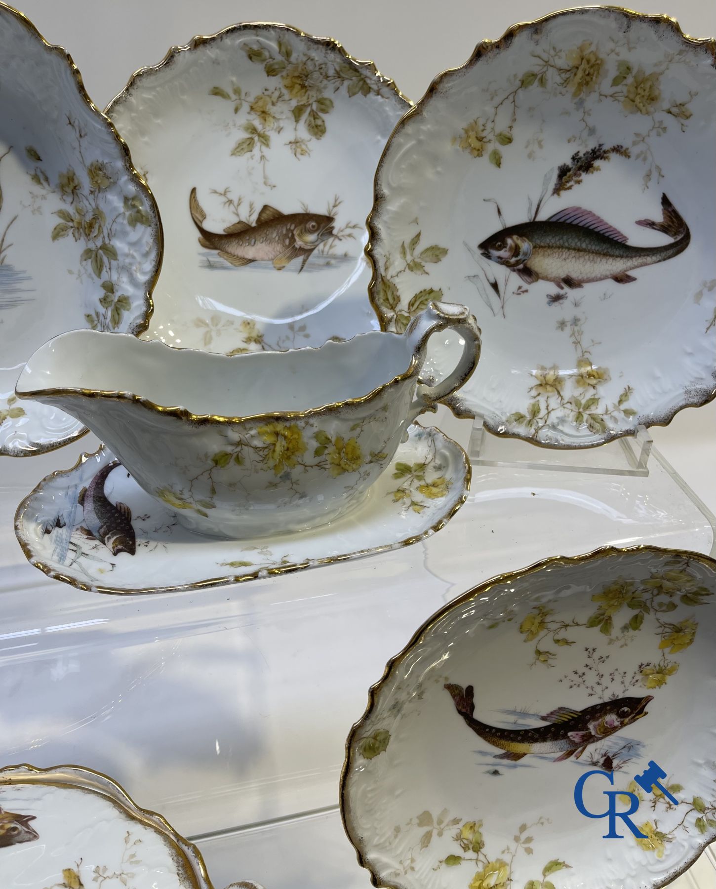 Extraordinaire service de table en porcelaine de Bruxelles à décor de poissons d'eau douce.