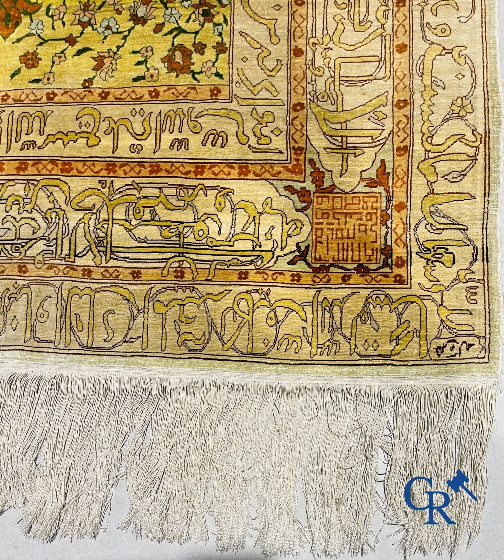 Tapis: Un exceptionnel tapis en soie et fil d'or, signé. Décor floral.