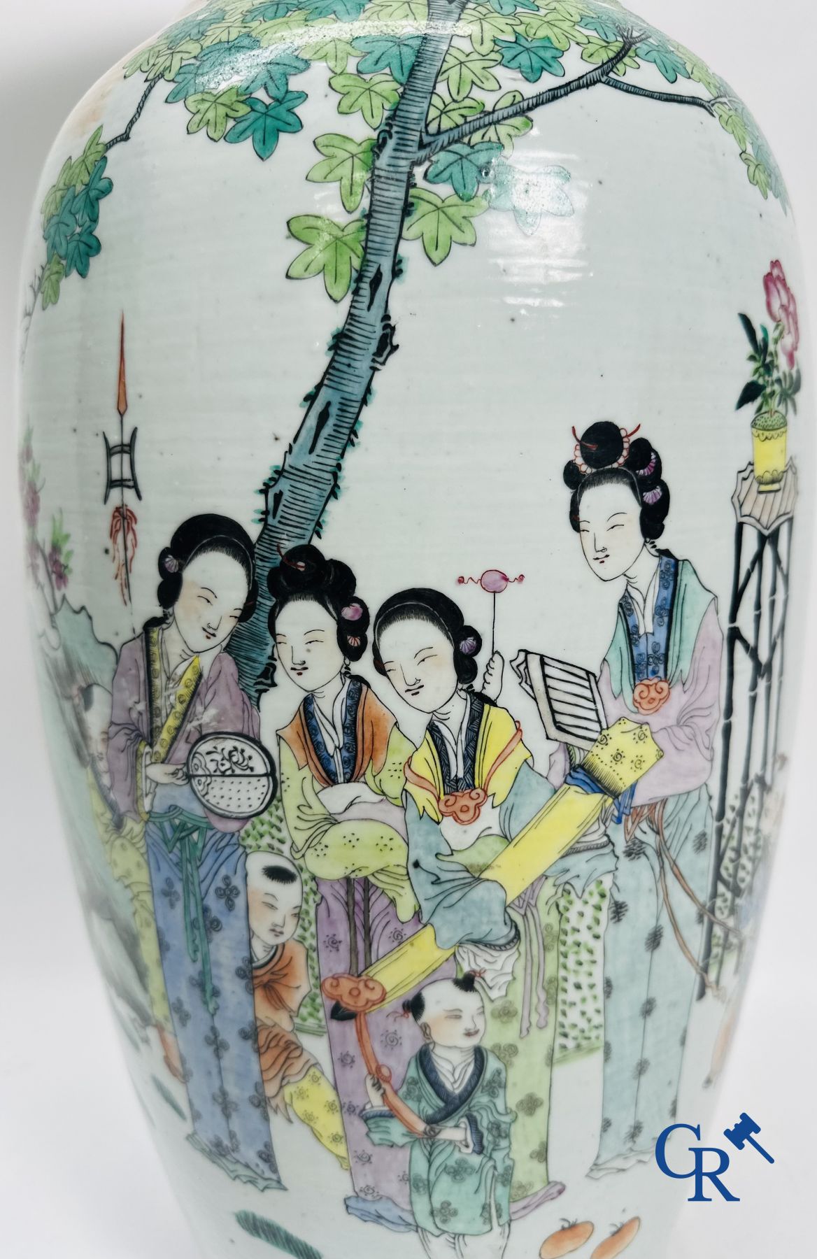 Porcelaine Chinoise: Vase Chinois à double décor de personnages et d'antiquités.