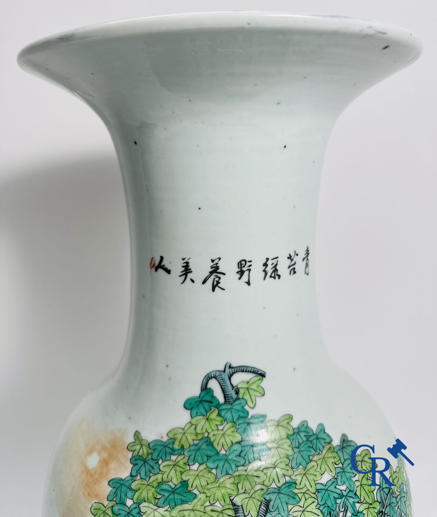 Porcelaine Chinoise: Vase Chinois à double décor de personnages et d'antiquités.