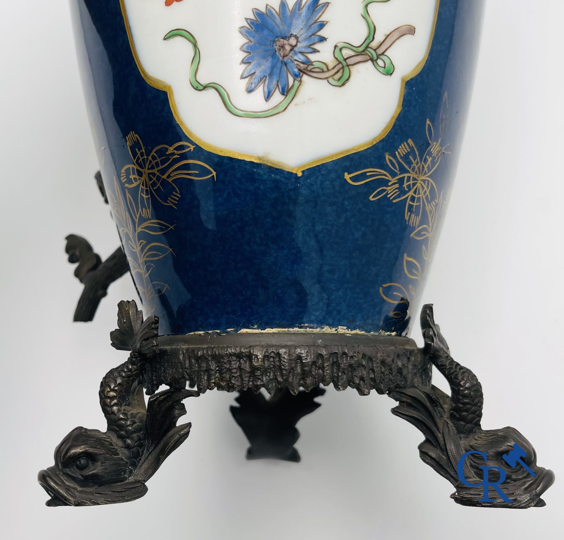 Une fontaine de table en porcelaine avec des montures en bronze.