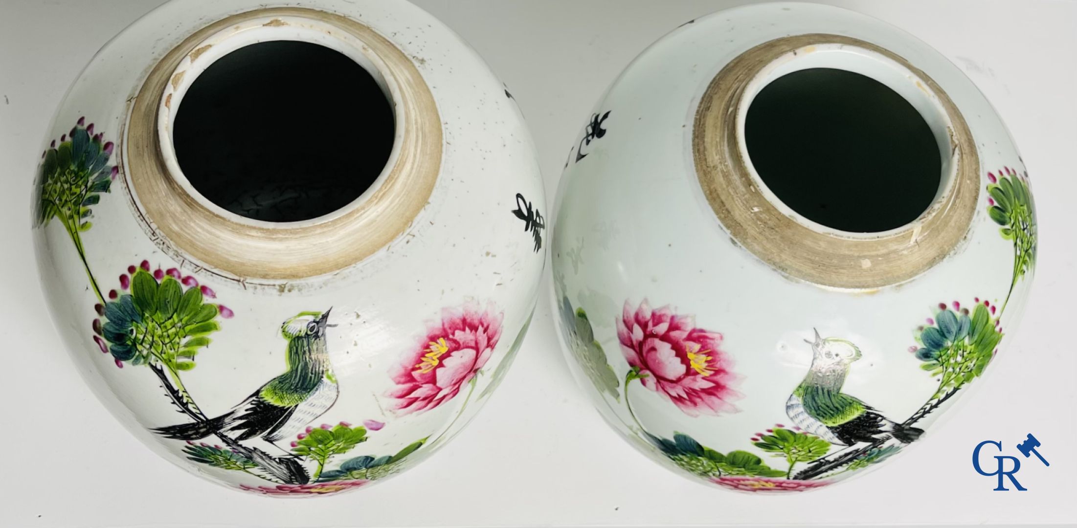 Porcelaine Chinoise: Un vase à couvercle bleu et blanc et une paire de pots à gingembre.