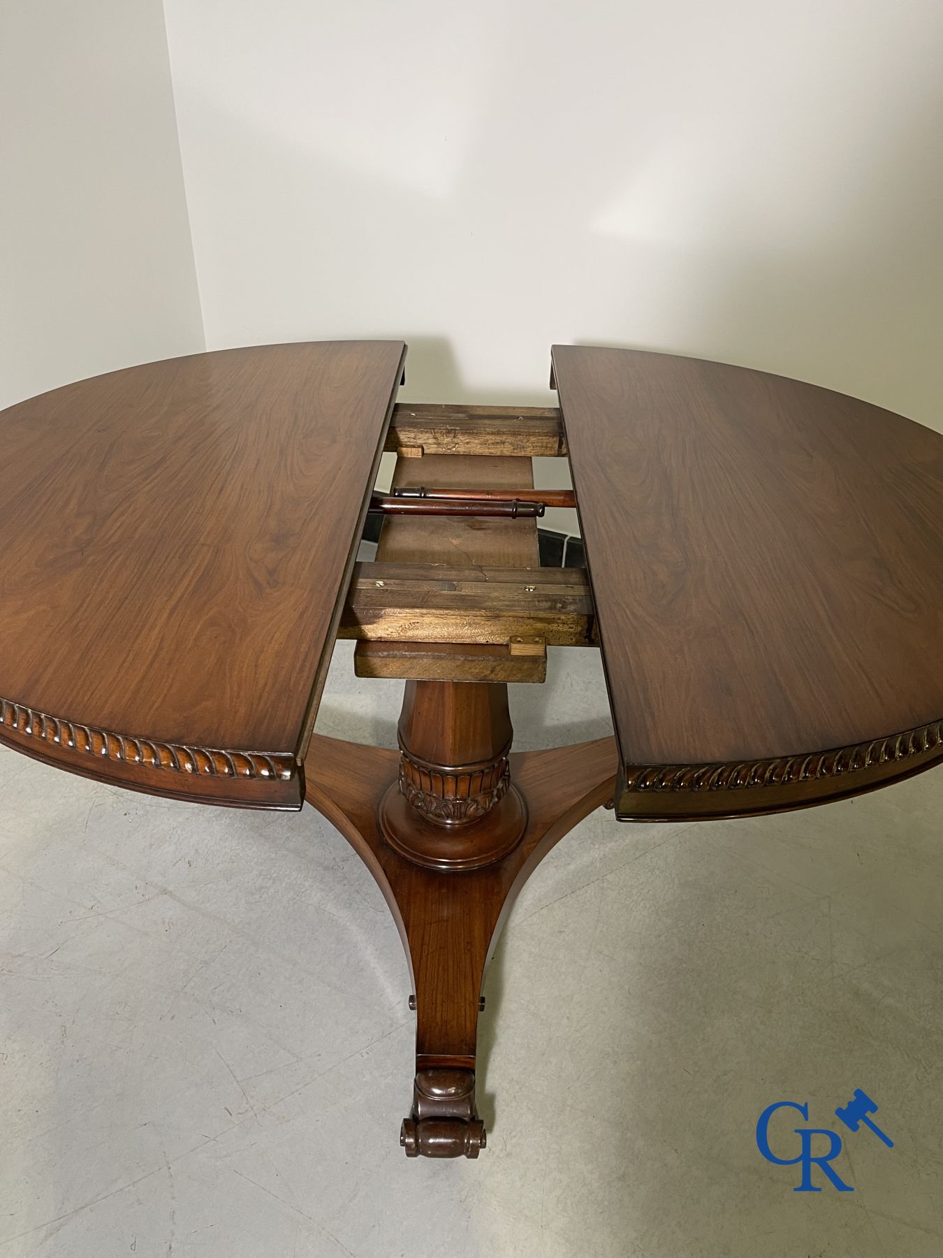 Furniture: English extendable table in mahogany.