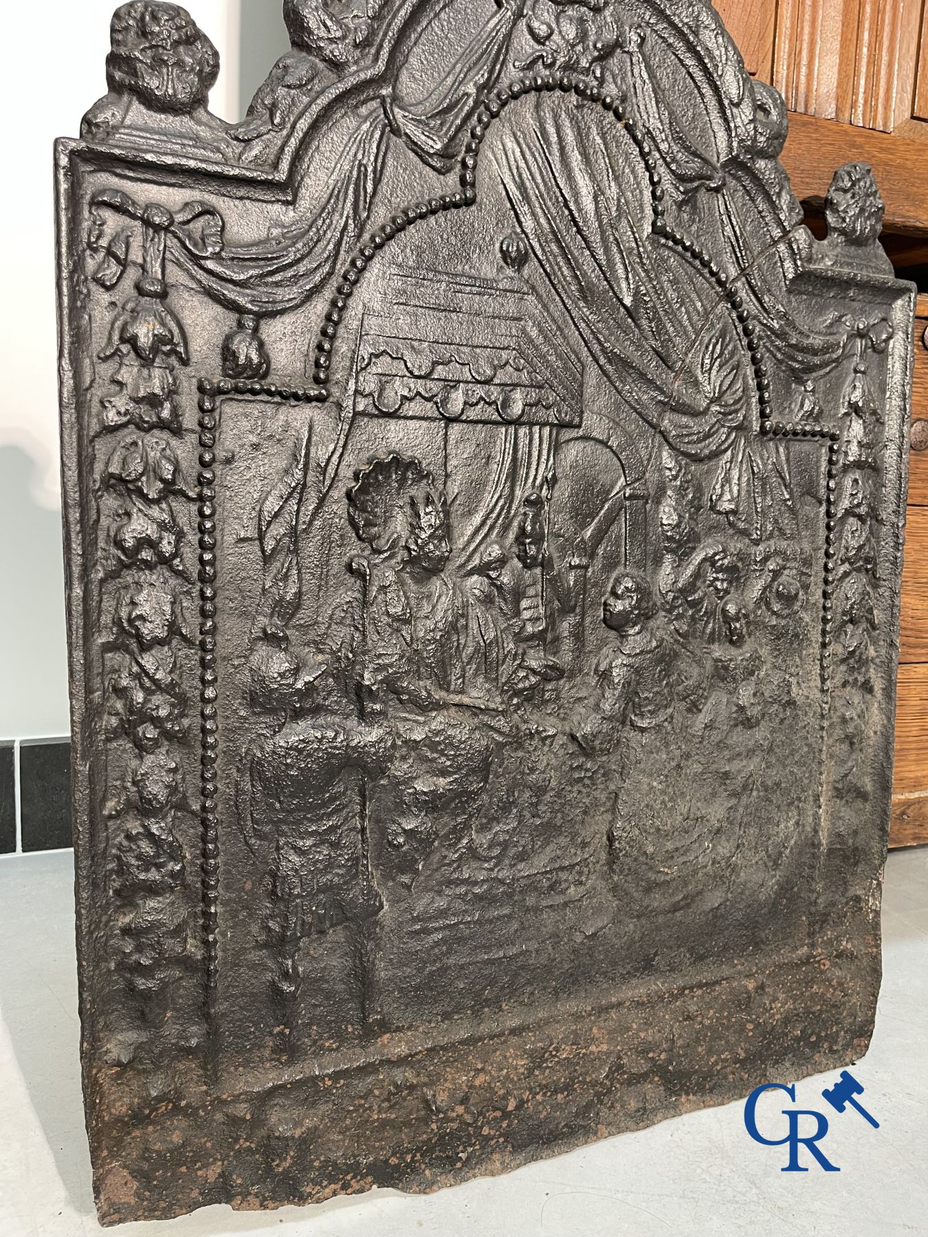 2 coffres en chêne et une plaque de cheminée en fonte.