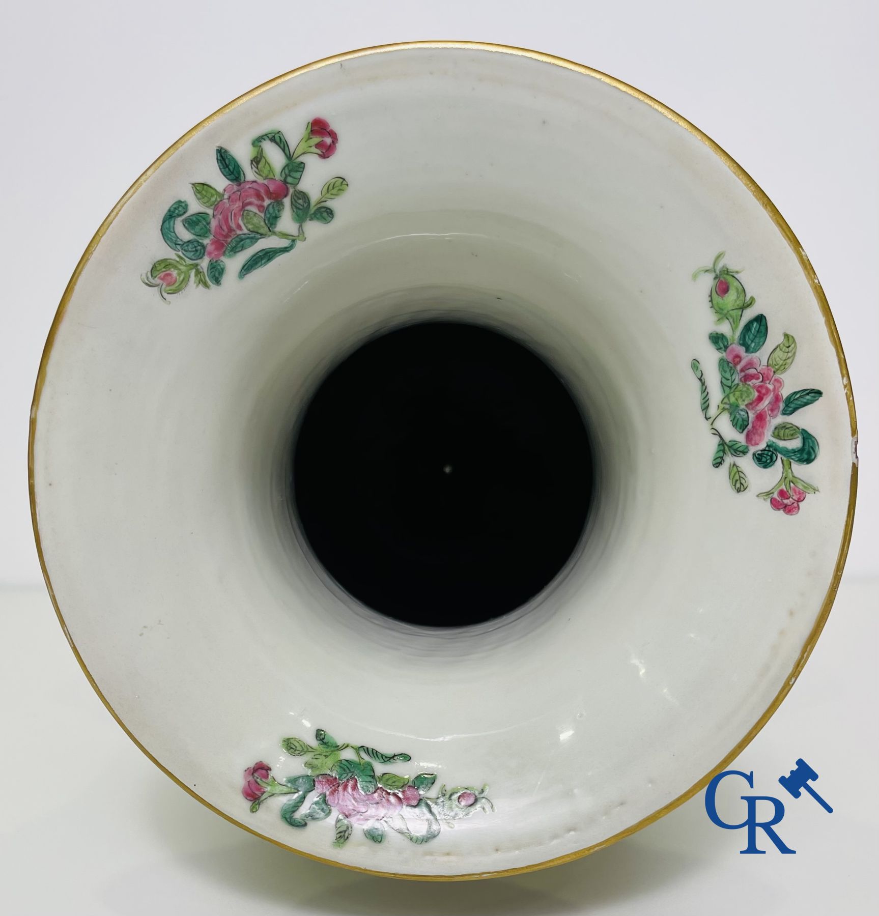 Porcelaine chinoise: Un vase chinois canton famille rose.