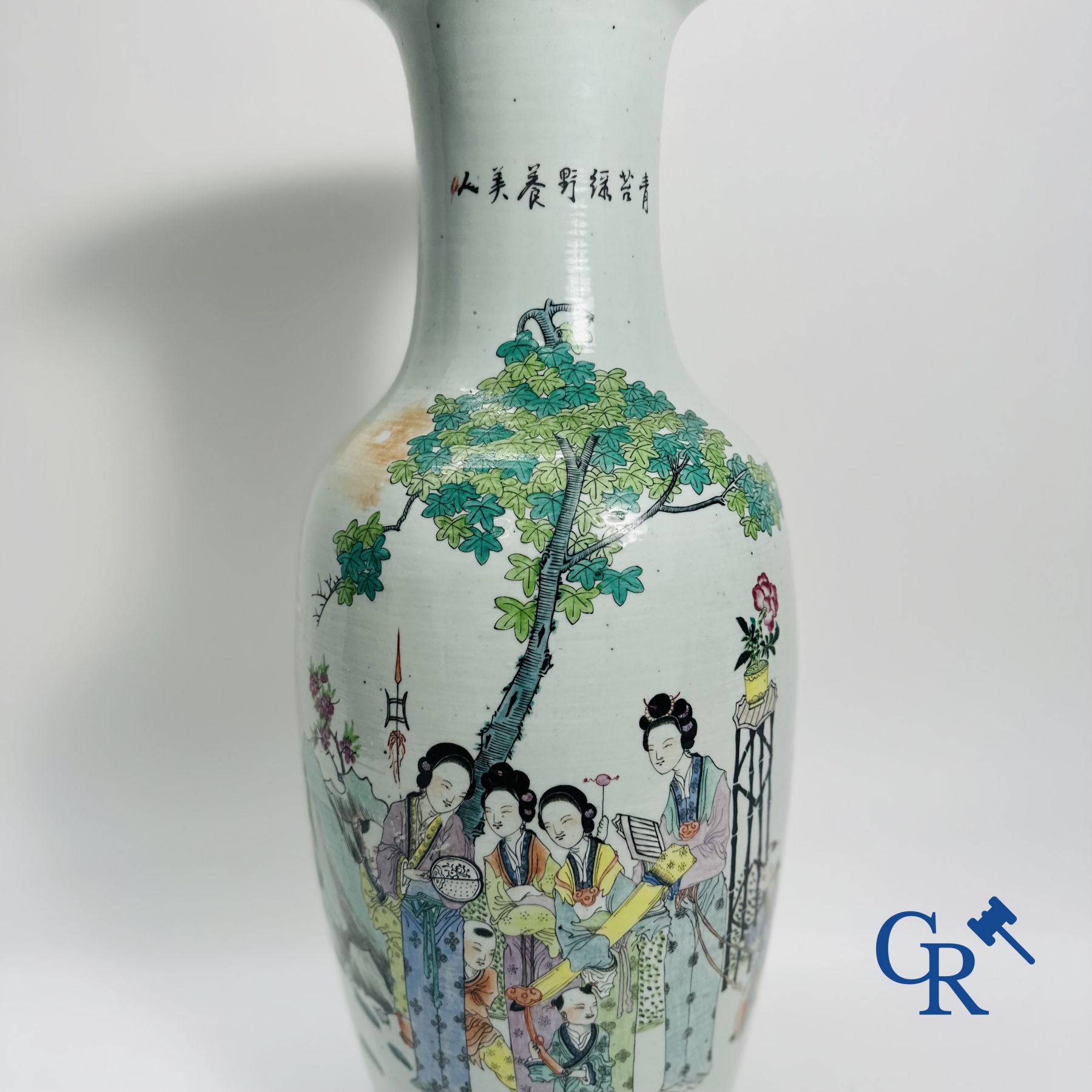 Porcelaine Chinoise: Vase Chinois à double décor de personnages et d'antiquités.