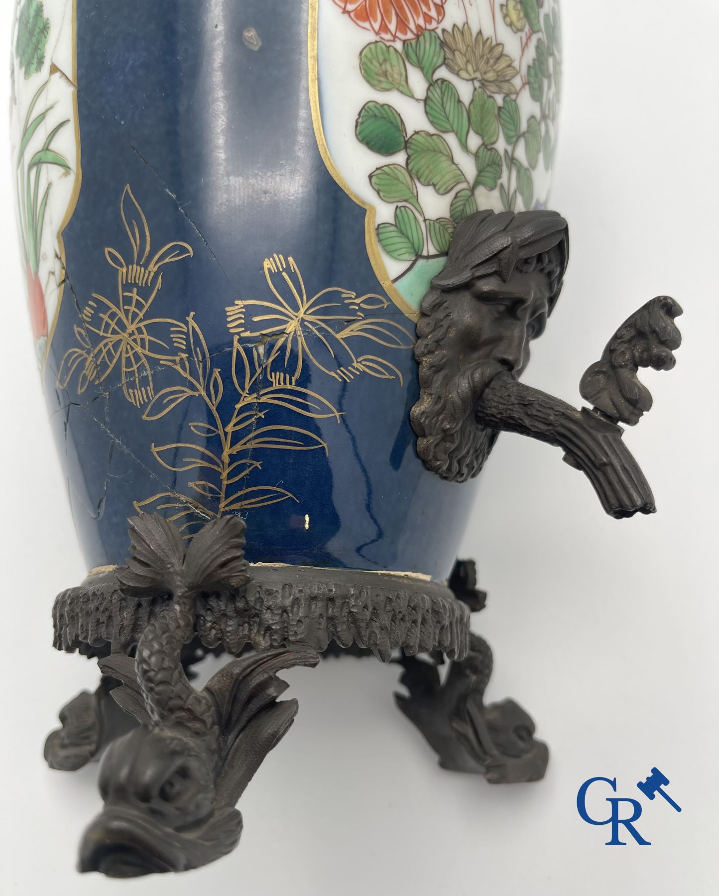 Une fontaine de table en porcelaine avec des montures en bronze.