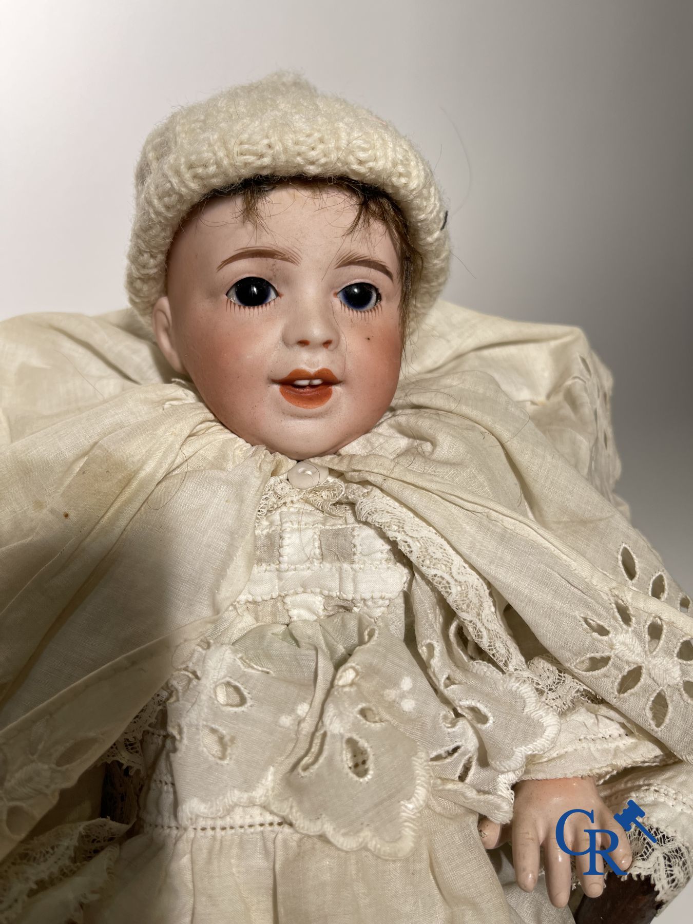 Jouets: poupées anciennes: Belle ensemble de poupées, tête porcelaine et objets de vitrine en argent.