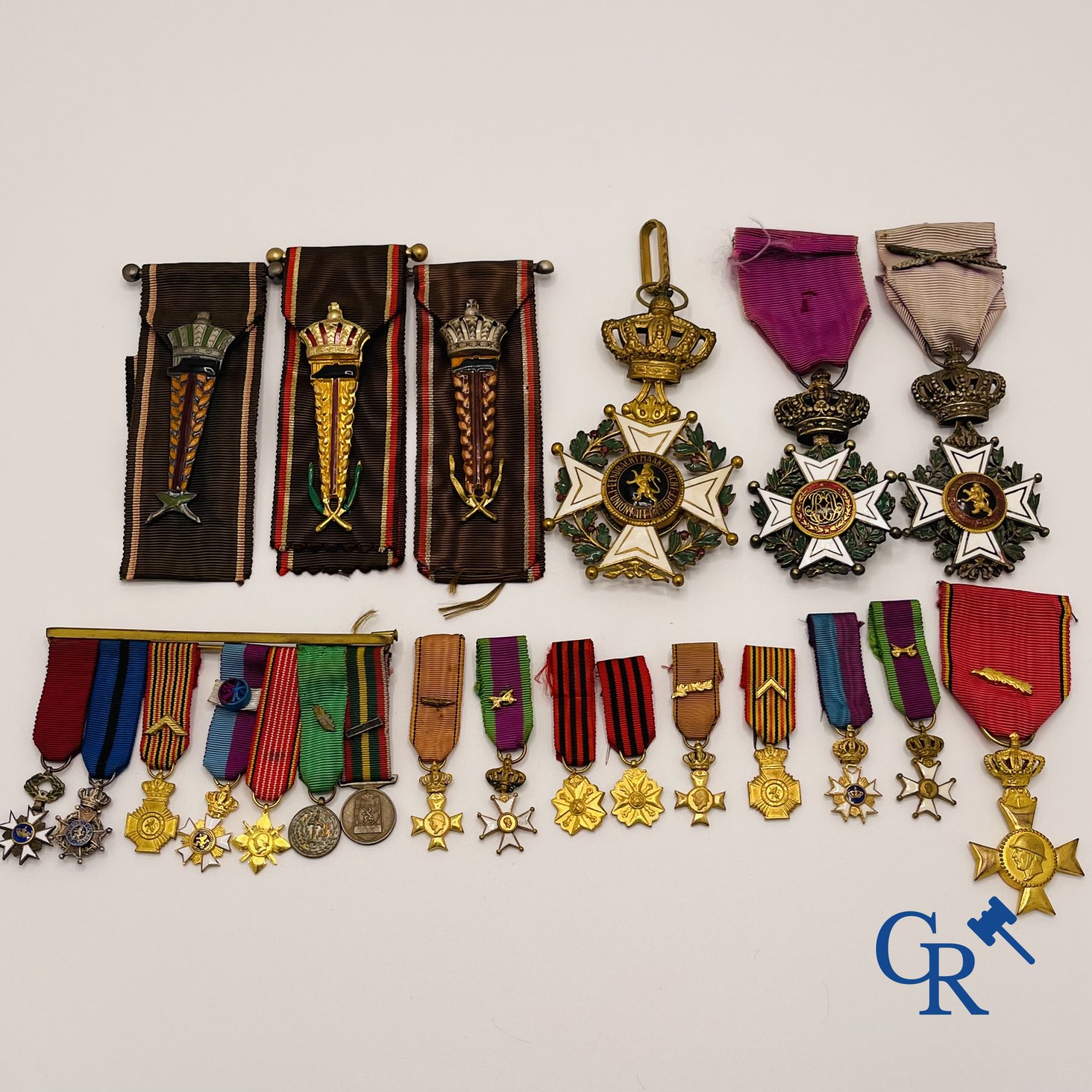 Medals / Decorations: Beautiful lot various honor badges/decorations and miniature decorations.