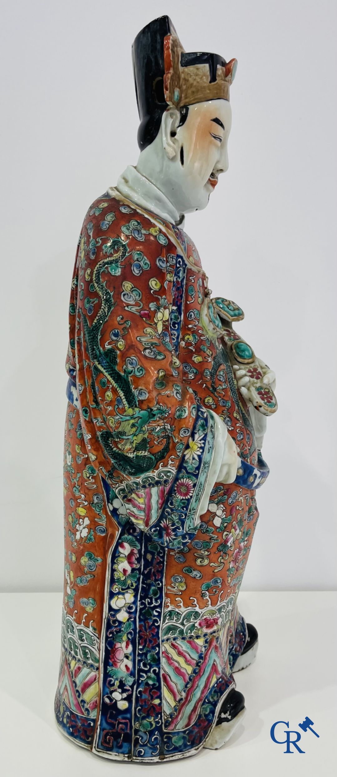 Art Asiatique: Un grand sage chinois en porcelaine. Marquée.
