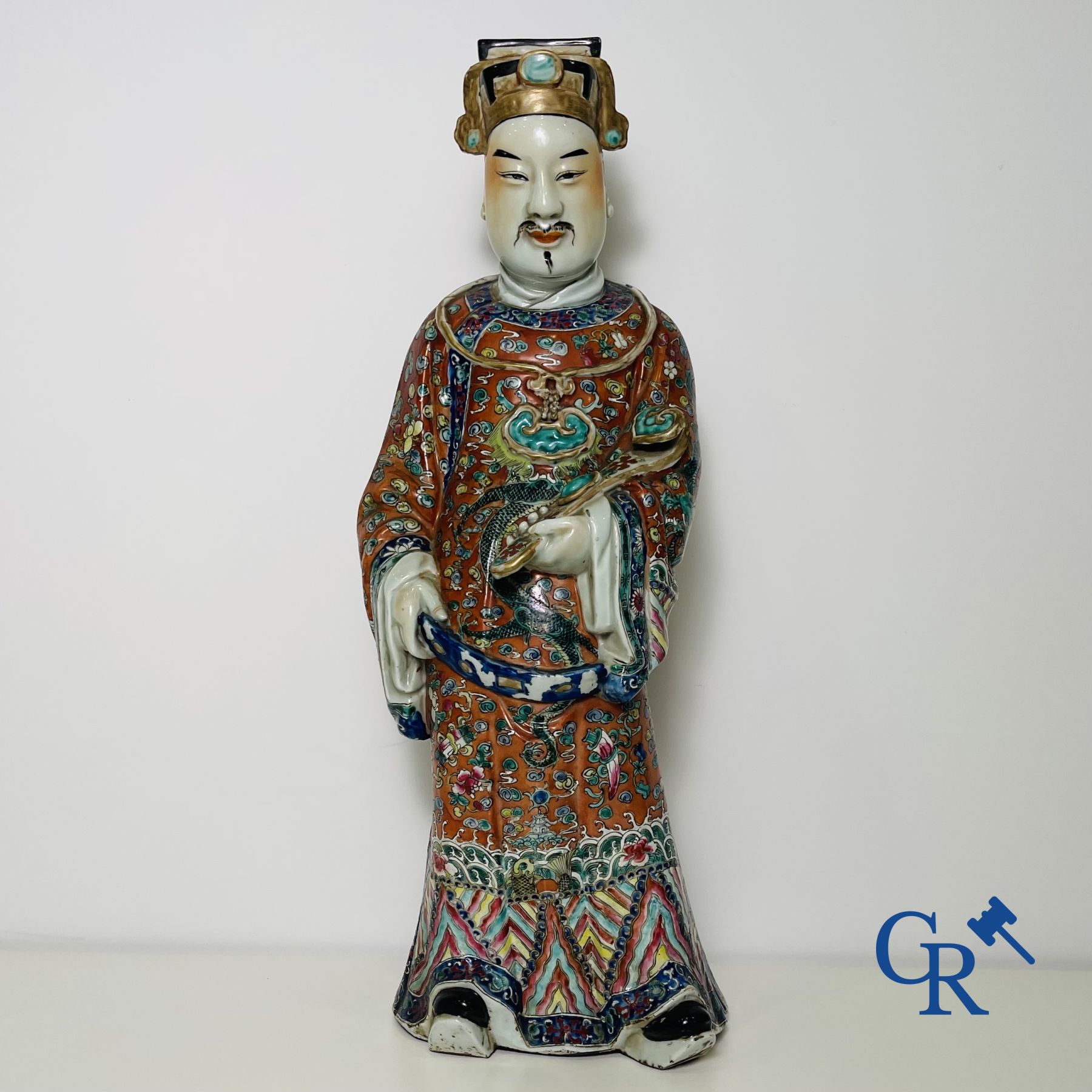 Art Asiatique: Un grand sage chinois en porcelaine. Marquée.