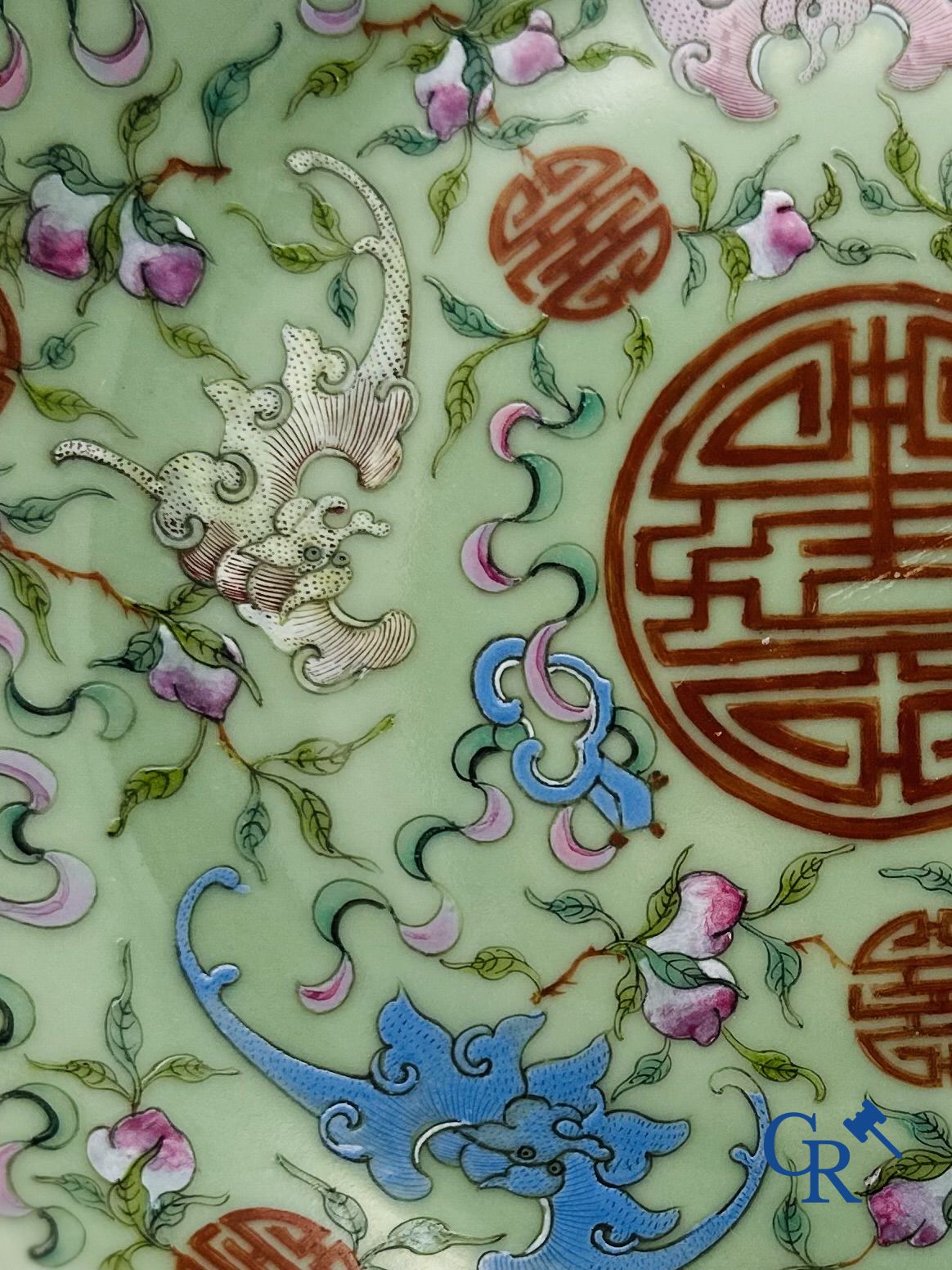 Un plat céladon en porcelaine fine chinoise à décor de "Shou."