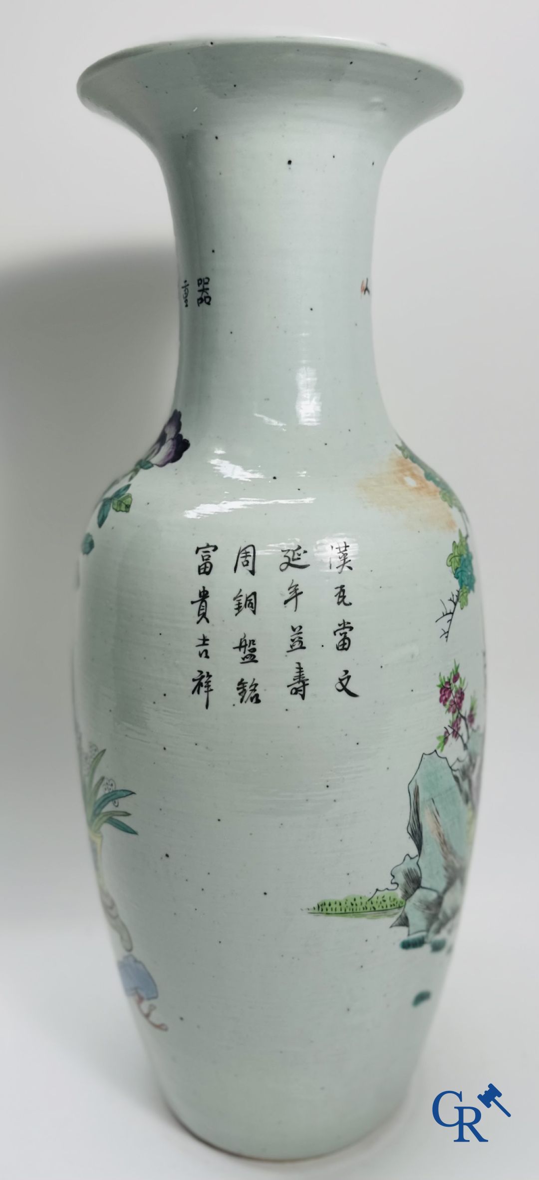 Porcelaine Chinoise: Vase Chinois à double décor de personnages et d'antiquités.