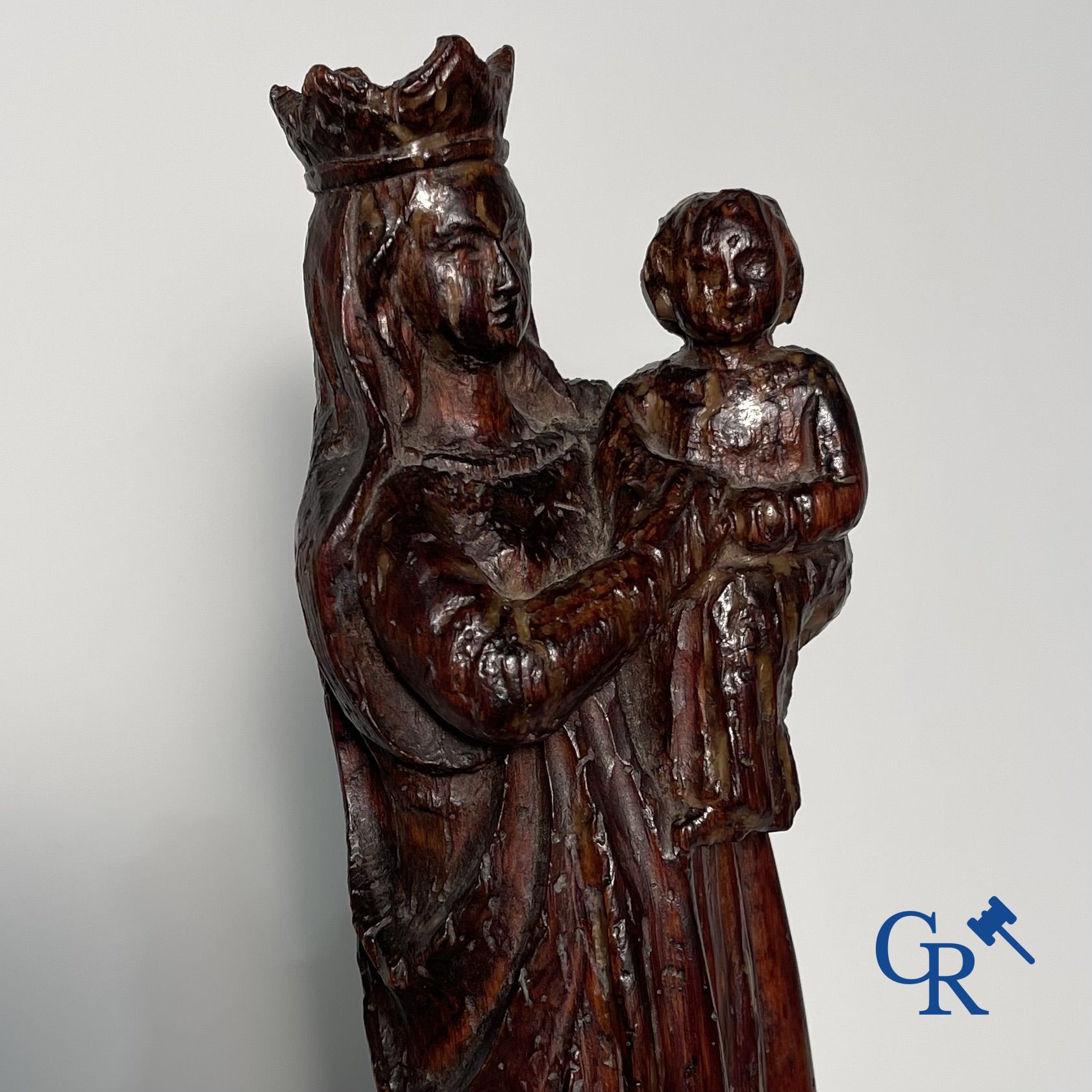 Vierge à l'enfant en bois sculpté.