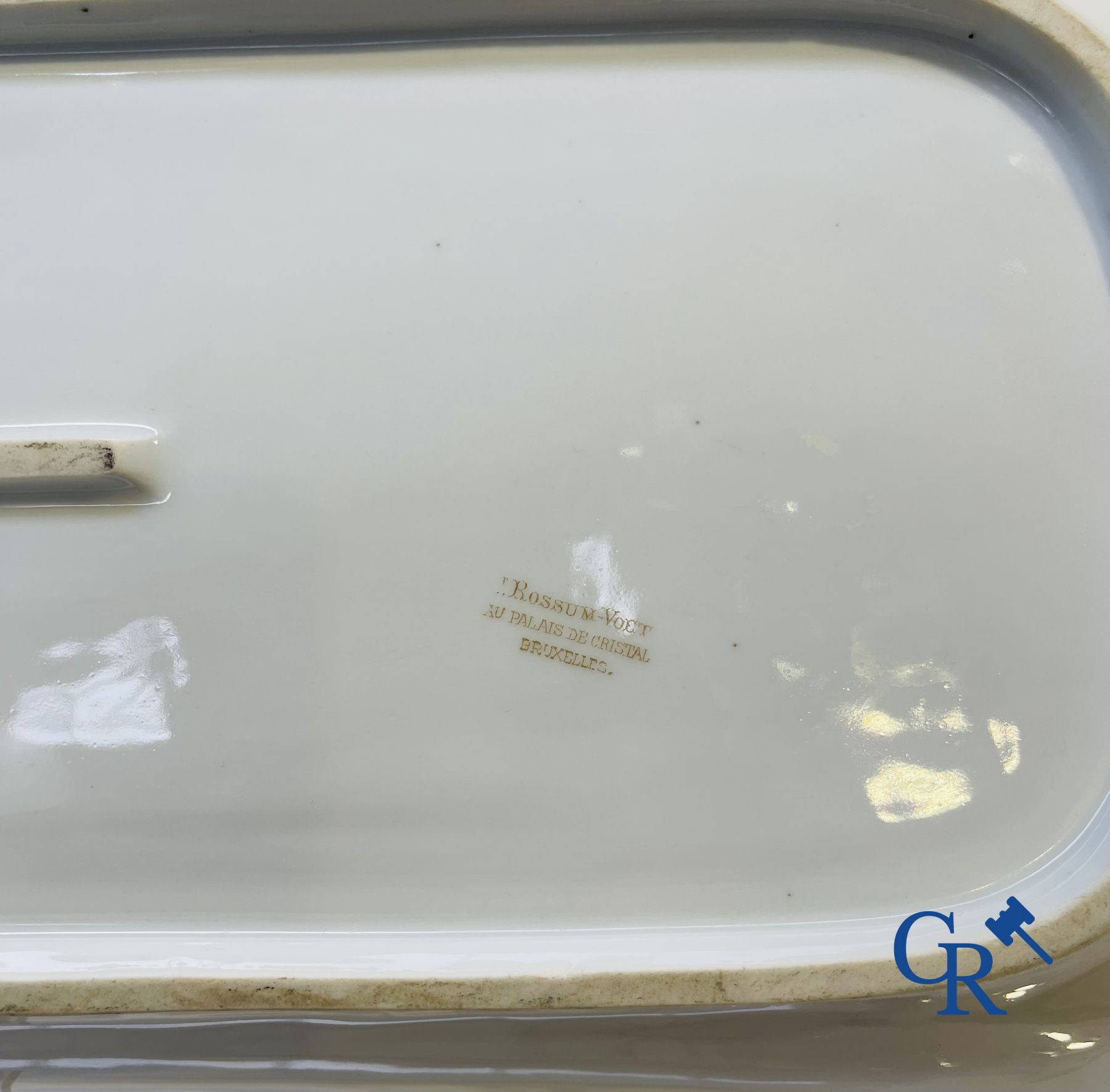 Extraordinaire service de table en porcelaine de Bruxelles à décor de poissons d'eau douce.